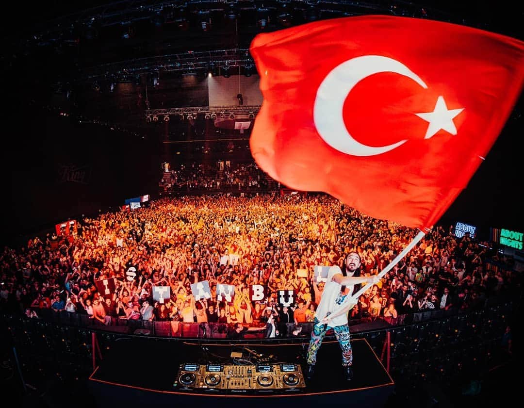スティーヴ・アオキさんのインスタグラム写真 - (スティーヴ・アオキInstagram)「Wowwwww this is my arena show in Istanbul Turkey!!!! Absolutely amazing! I love u all!! 🇹🇷🇹🇷🇹🇷」3月19日 18時52分 - steveaoki