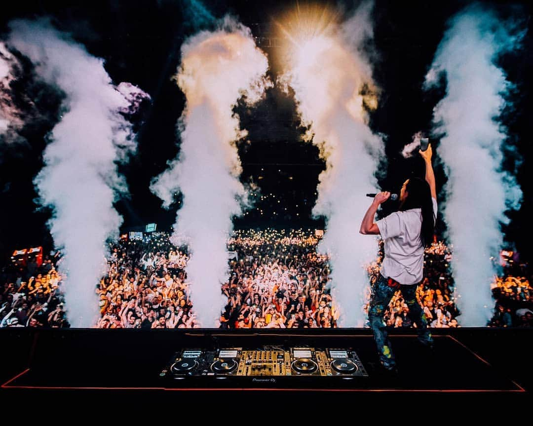 スティーヴ・アオキさんのインスタグラム写真 - (スティーヴ・アオキInstagram)「Wowwwww this is my arena show in Istanbul Turkey!!!! Absolutely amazing! I love u all!! 🇹🇷🇹🇷🇹🇷」3月19日 18時52分 - steveaoki