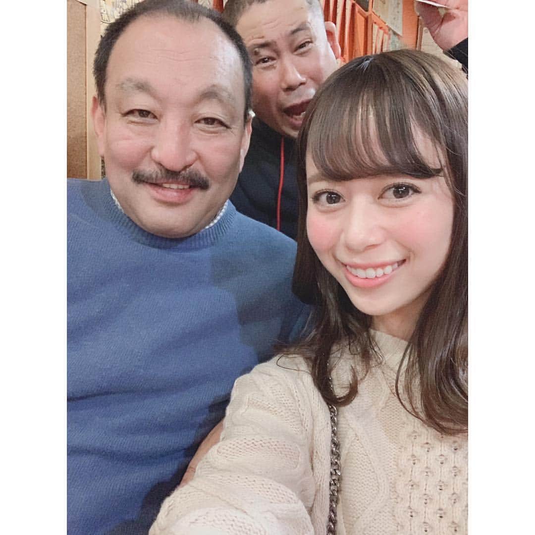國嶋絢香のインスタグラム：「先日、アメフト🏈でお世話になっている記者さん✍🏻の送別会へ行ってきました✨ 写真は、関学🌙の鳥内監督と三遊亭圓雀さん♪ ( 圓雀さんはたまたま隣のテーブルでした😜 ) . 久しぶりに鳥内さん、アメフト関係者の皆さんとゆっくりお話することが出来てめちゃくちゃ楽しかった😚💞 . いつも、鳥内さんとの会には “赤” の服を着て行って、お店の方含めみんなに 「帰れ〜」って言われるのが恒例なんですが…私としたことがすっかり忘れてた🙄💭笑 . シーズン中には見ることができない表情、お話を聞くことが出来てとっても貴重な時間でした❣️ 春シーズン🌸が今から楽しみです😉✨ . #豪華メンバー #聖地巡礼  #鳥内さん将来私の結婚式でスピーチしてくれるらしい #お、お願いします #前にも言われたからきっと本気 #なんか怖い気がするのは私だけ？笑 #なにはともあれありがたい #とりあえず  #アメフトへ行こう」