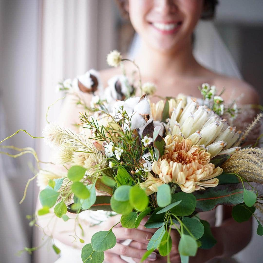 TAKE and GIVE NEEDS(T&G公式) さんのインスタグラム写真 - (TAKE and GIVE NEEDS(T&G公式) Instagram)「【#weddingbouquets 】 ・ シンプルで華やかに。 ナチュラルで大胆に。 力強くも優しいウェディングブーケは、これから始まるおふたりの人生を示すようにに明るく咲き広がります✨大切な日にぴったりなブーケ💐 ・ 会場👉 #baysidegeihinkanveranda ・ 【#tg花嫁】 ↑タグ付けしてフォロー&投稿お願いします☺︎ . . #takeandgiveneeds #テイクアンドギヴニーズ #tg花嫁 #wedding  #ウェディング #結婚式 #結婚式場 #プレ花嫁 #卒花嫁 #卒花嫁レポ  #ナチュラル#weddinginspiration #グリーン  #結婚式装飾 #結婚式装花  #会場装飾 #ブーケ#クラッチブーケ#flowerarrangement #bouquet #bouquetdemariée #花束#自然」3月19日 18時55分 - takeandgiveneeds_official