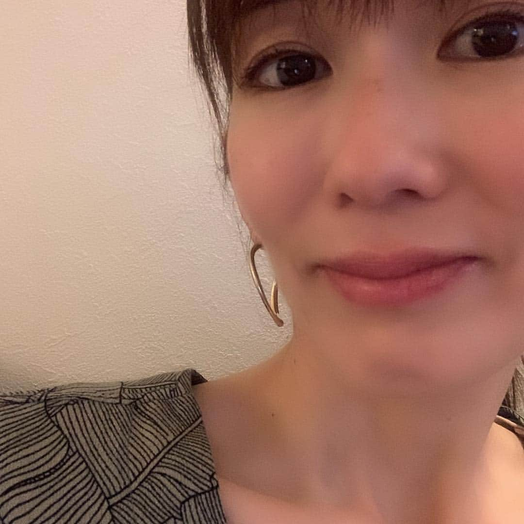 大河内奈々子さんのインスタグラム写真 - (大河内奈々子Instagram)「リップクリームが 合わずに 唇が荒れてしまった、、、。 こんな事ってあるのね。 痛くて 笑えず、口を大きく開けられない。 本当にタラコがくっ付いてるみたいになってる。。。 ヒリヒリ チクチク ムズムズ、、、。 イタイ。。。。 ・ #肌荒れ  #リップ  #痛い  #早く良くなれ」3月19日 18時55分 - nanakoohkouchi