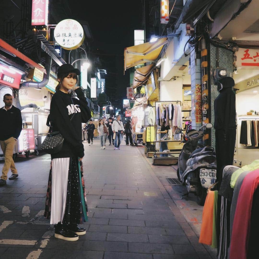 林村ゆかりのインスタグラム：「台湾に来てます！台湾ビール飲みながらふらふらと#士林夜市 で配信グッツいっぱい買いました✨  #ootd トップス・スカート#msgm ⠀ ⠀ ⠀ #cordinate #コーディネート #台湾旅行 #夜市 #台湾旅行 #台北 #旅行 #イチナナ #taiwan #taipei #taipeitravel」