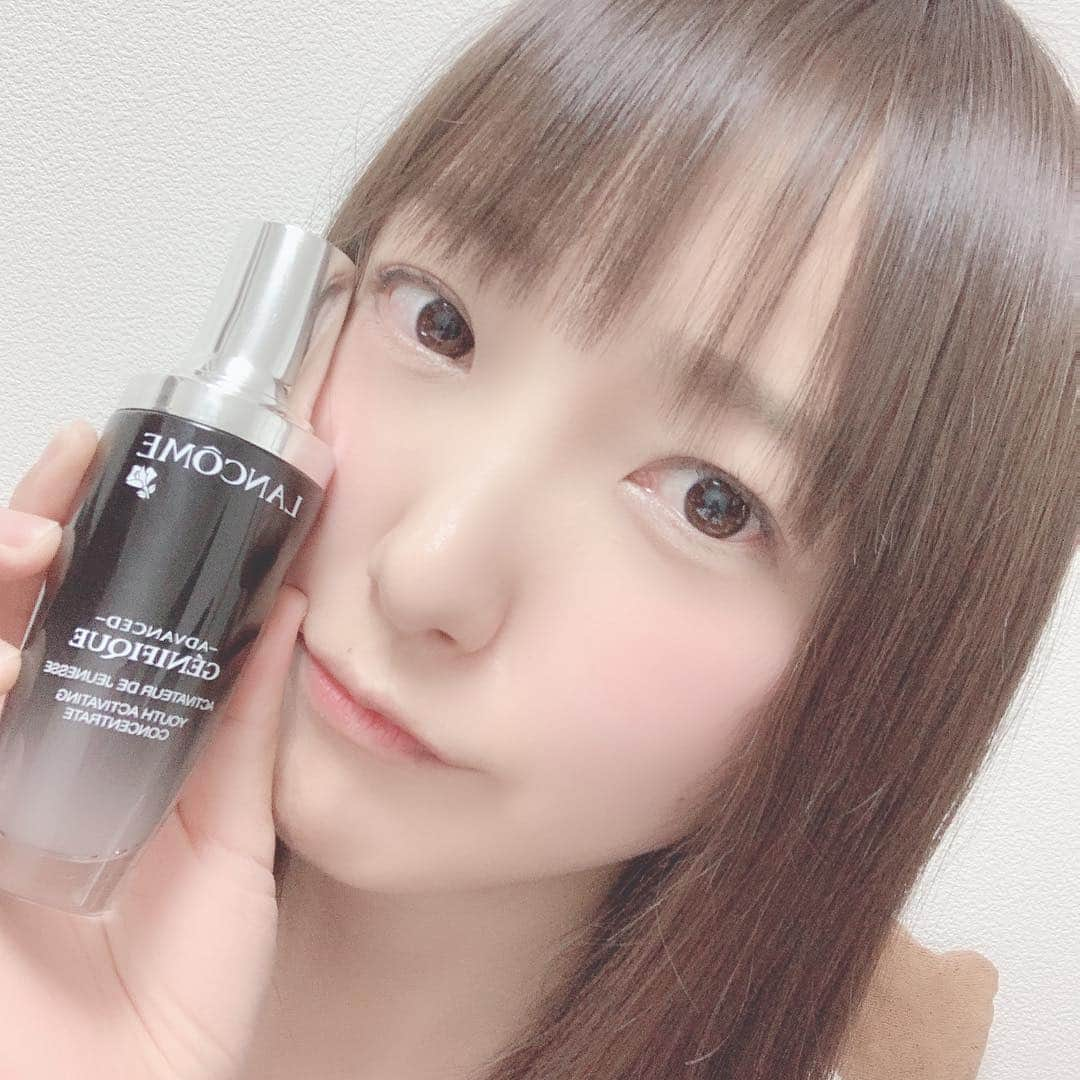 長久友紀さんのインスタグラム写真 - (長久友紀Instagram)「導入美容液として一番最初に使ってるのがこの #lancome の #ジェネフィックアドバンスト ！ 口コミサイトとかで人気らしいので買っちゃいました❤️ 因みに私の朝のお化粧の手順は この美容液から始まり、  導入美容液→ふき取り化粧水→化粧水→エステで買った目元の美容液→普通の美容液→乳液→アイクリーム→まつげ美容液→日焼け止め→下地  という順番で塗りたくってます！笑 (夜はクリームとかもここに追加…笑) 2018年に結構肌が荒れてしまったのでそこから気をつけるようになりました（；ω；） といっても肌自体は結構丈夫で、合わない化粧品がないので、使い切ったら別のブランドのを買うみたいな感じでやってます！ またこれからもちょくちょく使ってる化粧品のご紹介していきますね♪  そしてオススメの物があったら教えてください(๑´ڡ`๑)  #女子力アップ  #女子力あげたい  #がっきゅの女子力」3月19日 18時56分 - nagakuyuki