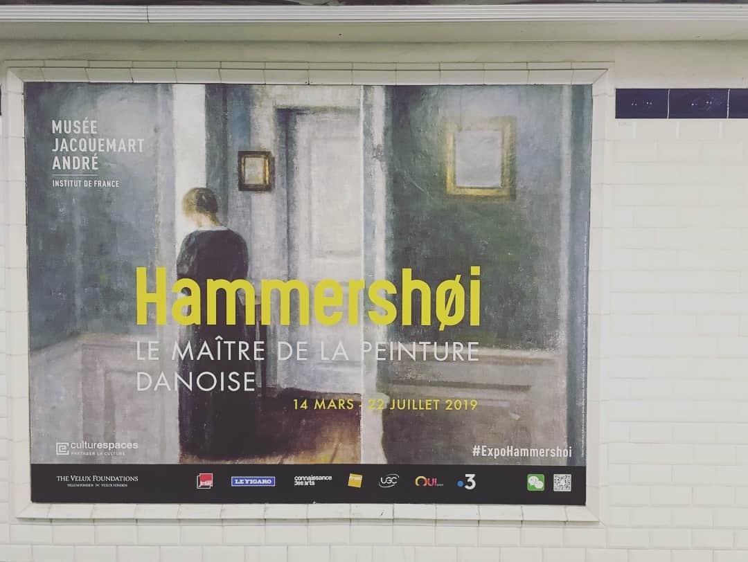猫沢エミさんのインスタグラム写真 - (猫沢エミInstagram)「明日には帰国なんて、信じられないな。  帰る前に、彼となにか展覧会が観たいねと話していて、パリ中の展覧会をネットでチェックしてみたんだけど、最終的には私がメトロでポスターを見てからずっと心を離れないでいたデンマークの画家、ヴィルヘルム・ハンマースホイ（仏語での発音は、アメルショイ）を、ジャックマール・アンドレ美術館へ観に行きました。ここは、資産家のジャックマール・アンドレの個人コレクションで成り立つプライベート美術館。しかしオルセーやルーヴルに負けない名画があるのがまたフランスらしい。  全体に線を感じない、背景と主題の境界線が曖昧な絵。ところどころ焦点がびしっと合っていると思えば、肝心なモデルの顔はぼやけていたりと、やわらかな空気のたわみに、なぜか心がすっとほどけていく。19世紀末に書かれたハンマースホイの絵画たちは、恐ろしくモダンで、写真的な画角を見せる。代表作のひとつ、ソファーのある静物画は、斜めにとられた画角がまるでエドワード・ホッパーさながらで、ホッパーの展覧会も一緒に観ている私たちは、ほぼ同時に『ホッパー的！』と声をあげた。  しかしハンマースホイの黒は美しい。深遠な深い深いブルーの黒。うっとりと、そのシックな視点に浸る。久しぶりにツボにすっぽりと入る画家の絵が観れてサイコーでした。  長らく歴史の片隅で忘れられていたハンマースホイ。40点が一挙公開される、フランスでも初のハンマースホイの大規模な展覧会は、7月22日まで。この期間、パリに来られる方はぜひ♡  こちらの美術館は、サロン・ドゥ・テもステキよ😍  #猫パリ #hammershøi」3月19日 18時57分 - necozawaemi