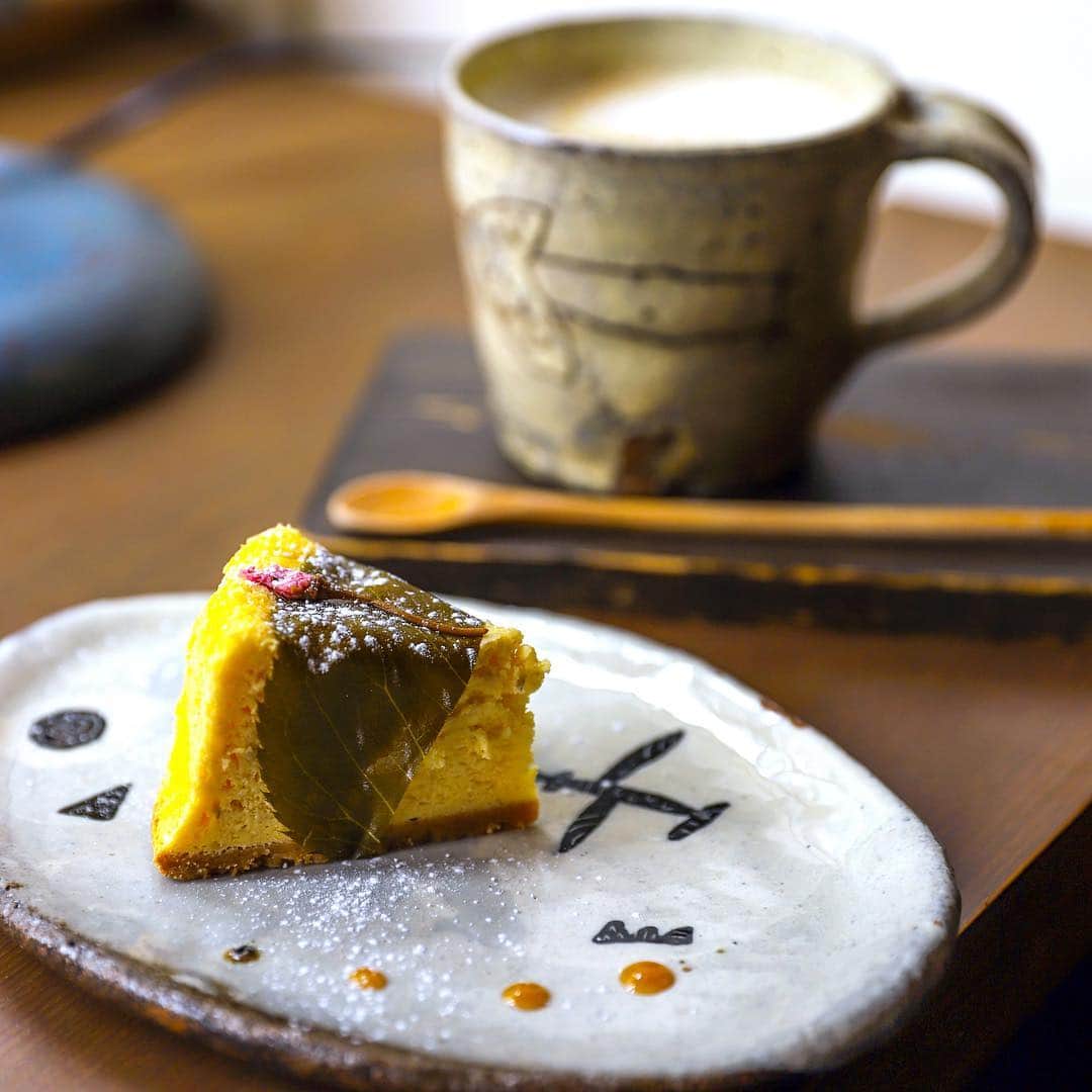 きょん。さんのインスタグラム写真 - (きょん。Instagram)「. .  CAFE KESHiPEARL @cafekeshipearl  サクラの チーズケーキと サクラの ラッテ。  食べても サクラ。  飲んでも サクラ。  春が 息づく ケシパール。  #ケシパール #sweets#cakes#sakura」3月19日 19時09分 - kyon_tokiiro