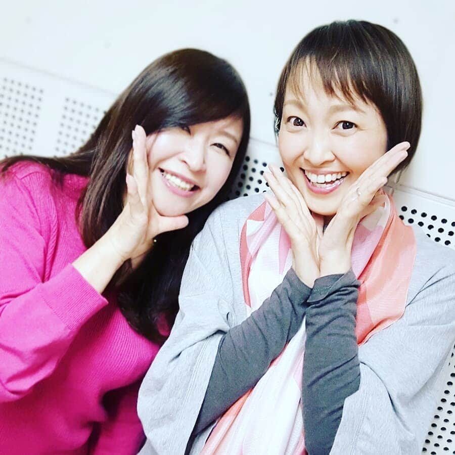 石塚かおりさんのインスタグラム写真 - (石塚かおりInstagram)「#ごきげんアワー#ピンチヒッター#伊勢みずほ いせちゃんと  思いがけず、いせちゃんと💕  愛すべき変人が、めずらしく体調不良で。  メイクもそこそこにスタジオ入り。  こんちゃんファンの皆様、おじゃまいたしました。  でも、いせちゃんと番組ができて、とーってもごきげんになってしまった私です(笑)  いせちゃん、この打ち上げは、例のところの餃子でよろしく(笑)  また一緒にやりたいなあ。  こんちゃん、早くスタジオに戻りますように。 （すっかり回復！と、連絡あり…安心安心！） #BSN#ラジオ#ごきげんアワー#代打#石塚かおり#ゆうなびラジオ#ゆうわく伝説#水曜見ナイト もよろしくお願いいたします！#いせちゃん なんだかとっても#いとおしい#女子トーク いや#熟女トーク ？(笑)#アナウンサー 同士というより#気の合う仲間#ありがとう」3月19日 19時02分 - kaori_ishizuka413