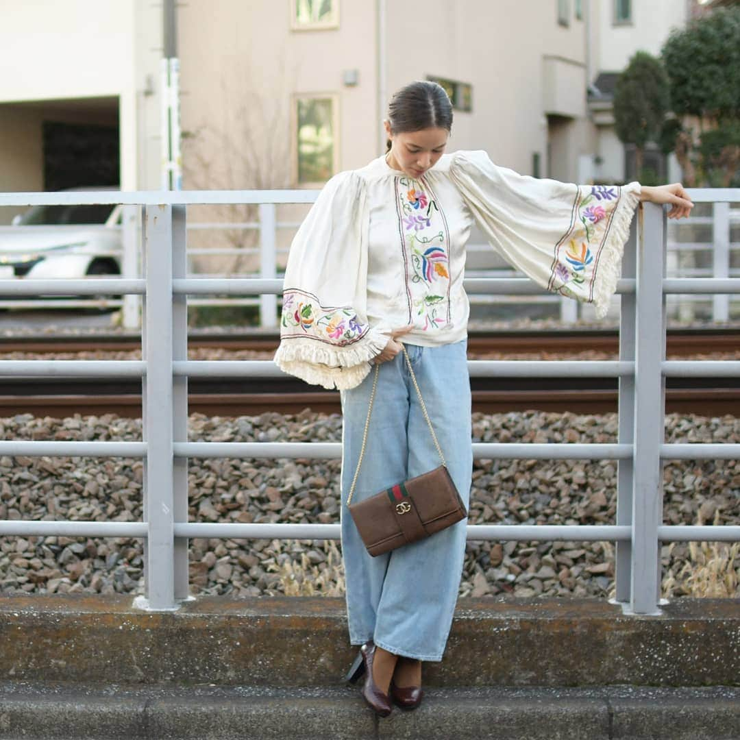 Lubbさんのインスタグラム写真 - (LubbInstagram)「60年代頃の貴重なヴィンテージブラウスです。  豪華な刺繍、ワイドスリーブ、ショート丈、とにかくデザインが素晴らしい一枚です。  デザイナーなどアパレル関係の方がヴィンテージのサンプリングアイテムとしてもオススメです。  希少度と、格好良さは必ずしも比例はしないんですが、これは別格ですね。  魅力たっぷりの洗練されたヴィンテージアイテムです。  #ブラウス#VINTAGE#古着#古着女子#古着コーデ#coordinate#fashion#instagood#コーディネート#streetstyle#fashionstyle#ootd」3月19日 19時03分 - lubb_shop