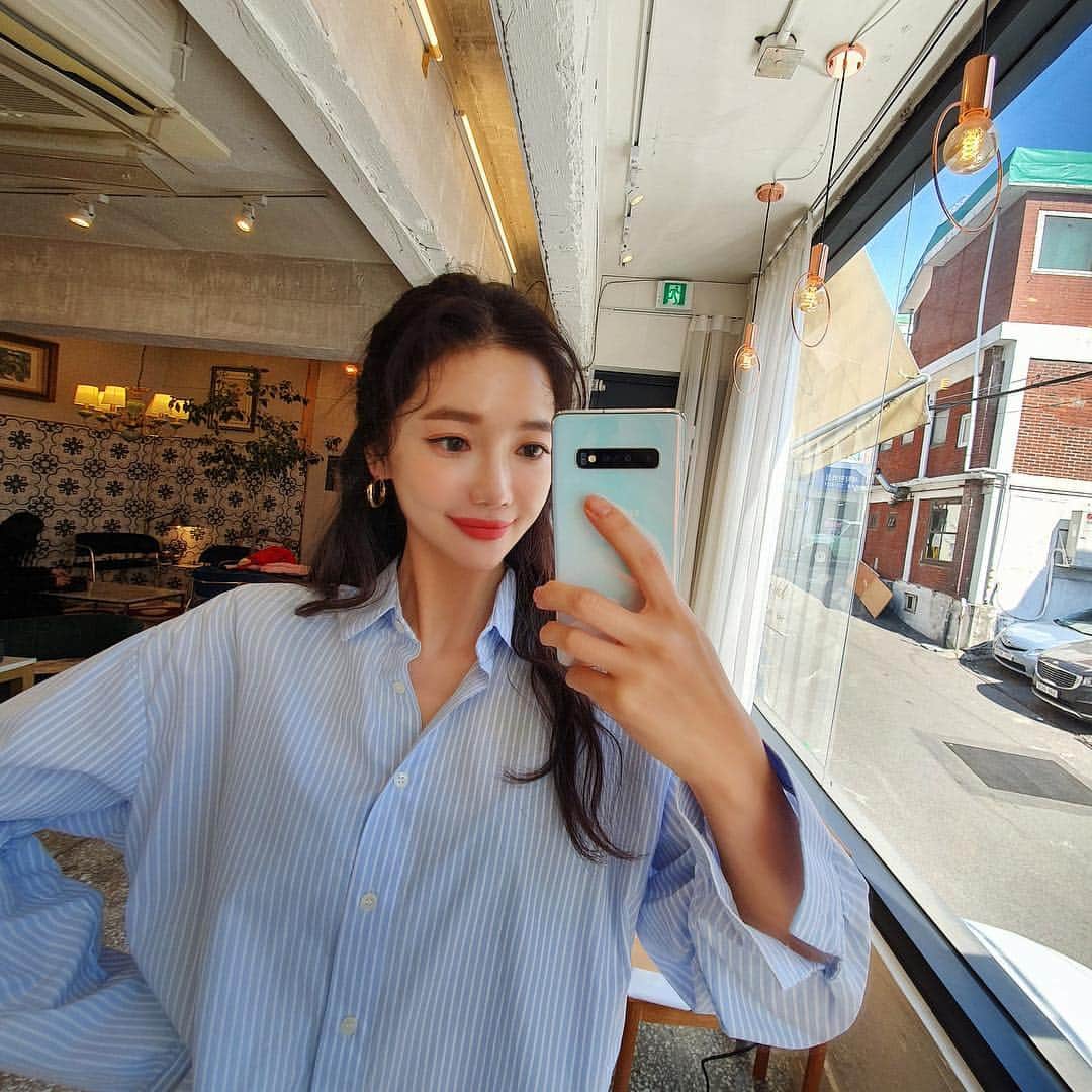 Chuuのインスタグラム：「⠀⠀⠀ 스트라이프 셔츠로 심플하게 완성~ #거울샷 #셀스타그램 #ootd #데일리룩 #I❤️S10」