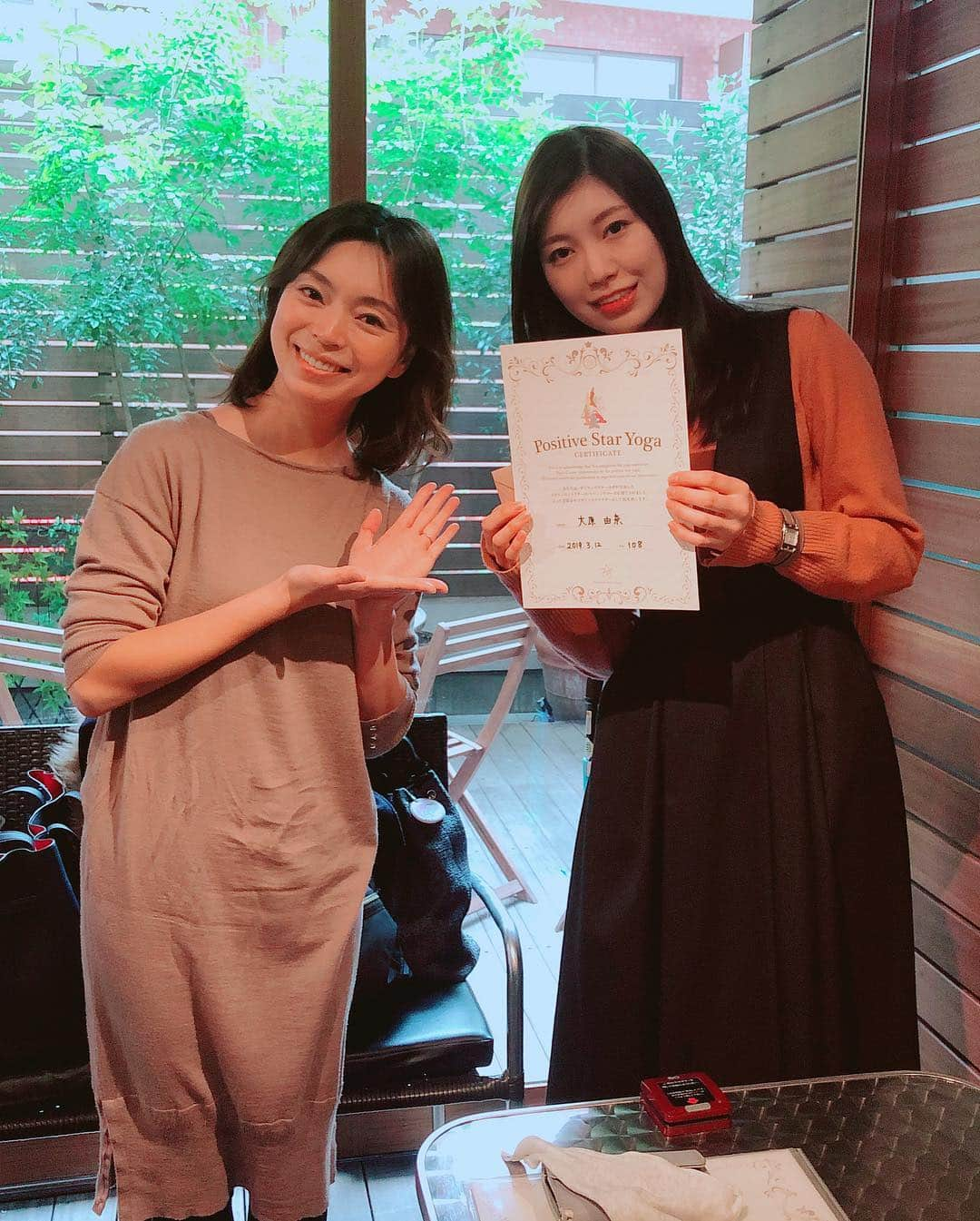 庄司ゆうこさんのインスタグラム写真 - (庄司ゆうこInstagram)「今発売中のフラッシュに、先日山岸先生に撮影してもらったマタニティフォトと10年前に発売された写真集の一部グラビアが、カラー2ページで掲載されてます★ 去年の婚活中、お見合いや合コン頑張って結婚したエピソードも書いてます、、笑笑 フラッシュはすぐに売り切れるみたいなんで早めにチェックよろしくね(^^)笑 そして今日はPSY養成スクール16期生の卒業式でした(^^)オーガニックレストラン炭bioで✨みんな無事に卒業出来て何より^ ^卒業後のみんなに期待してます💕 #フラッシュ#flash#深キョン#表紙#グラビア#マタニティグラビア#マタニティフォト#カラー2ページ#要チェック#いい思い出#ヨガインストラクター養成講座#ポジティブスターヨガ#資格取得#卒業#おめでとう㊗️#炭bio#恵比寿ランチ#オーガニックレストラン#臨月#妊娠中#妊娠37週#今日から#正産期#正産期突入」3月19日 19時04分 - yuko.shoji