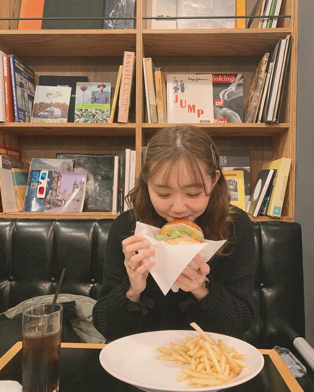 江野沢愛美さんのインスタグラム写真 - (江野沢愛美Instagram)「アボカドチーズバーガーがあったら 迷わずそれを選択してしまう者です。 飲み物はもちろんコーラで。💕 #関係ないのにももなをコーラにタグ付け笑」3月19日 19時05分 - enosawa_manami