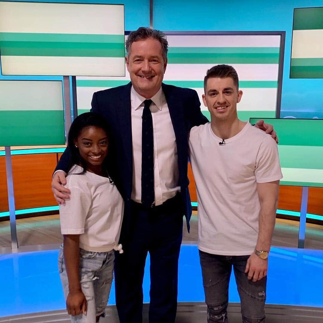のインスタグラム：「#repost @thepiersmorgan - “Three world class athletes.  And I’ll always be the tallest” @simonebiles @maxwhitlock 😂」