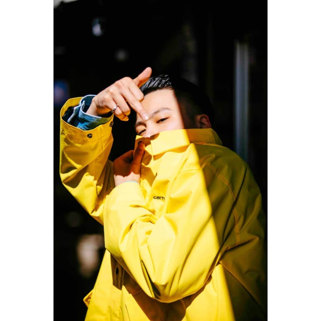 Olliemagazineさんのインスタグラム写真 - (OlliemagazineInstagram)「. The new issue out now . 「Carhartt WIP」 . "春のワークスタイルに色を乗せて" . @carharttwip_tokyo . <Carhartt WIP>にとってワークウエアは ファッションを自由に表現する キャンバスのような存在で、 定番のアイテムをその時代+αで彩りアップデートする 新作には、毎シーズンいつもワクワクさせられる。  今回はそんなオールタイム・フェイバリットなウエアの新作と、 次世代を象徴するラッパーの1人、WILYWNKAのフォトセッション。 2019年の春のワークスタイルは、明るい色を乗せて。 . photograph_Kenta Sawada.  styling_Ryota Yamada. hair_AMANO. model_WILYWNKA. . #olliemagazine #skateboard #hiphop #carharttwip」3月19日 19時08分 - olliemagazine