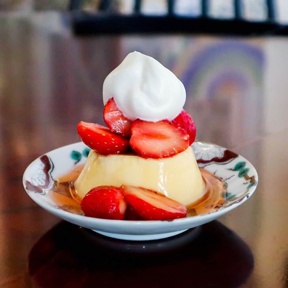 東急電鉄さんのインスタグラム写真 - (東急電鉄Instagram)「. The theme of this Cafe restaurant "Little chef" is, no matter how busy, enjoy and cherish each meal. It offers strawberry desserts during this season. (Toritsu-Daigaku Station/Toyoko Line) . "忙しい毎日の中でも食事を大事に愉しむ" というコンセプトのカフェレストラン「Little chef」。この時期には苺を使用したスイーツが楽しめます。 (都立大学駅/東横線) . @littlechef34 . #littlechef #pudding #strawberry #딸기 #sweets #카페 #coffee #cafe #cake #livinginjapan #livingintokyo #visitjapan #ilovejapan #lovers_japan #japantrip #instasweets . #リトルシェフ #苺 #いちご #いちごのグラタン #いちごのプリン #スイーツ #都立大学カフェ #甘党 #東急線めぐり #東急日和 #東京美食 #日本美食 #季節限定」3月19日 19時18分 - tokyu_railways