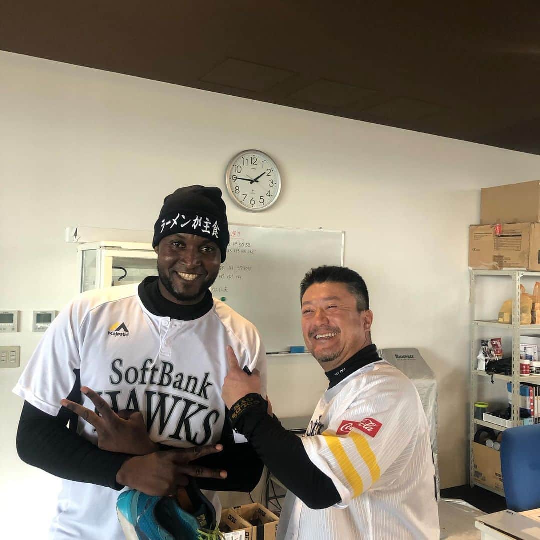 樋越優一のインスタグラム：「今日の一コマ🤣ネネが面白い帽子をかぶっていたので🤣🤣🤣見つけてきた西山さんがナイスセンス😊‼️😊そして入来さんのナイススマイル😆ゲレーロ通訳愛称ネネ😊 ラーメンが大好きなネネ‼️ #入来祐作 #ラーメンが主食」
