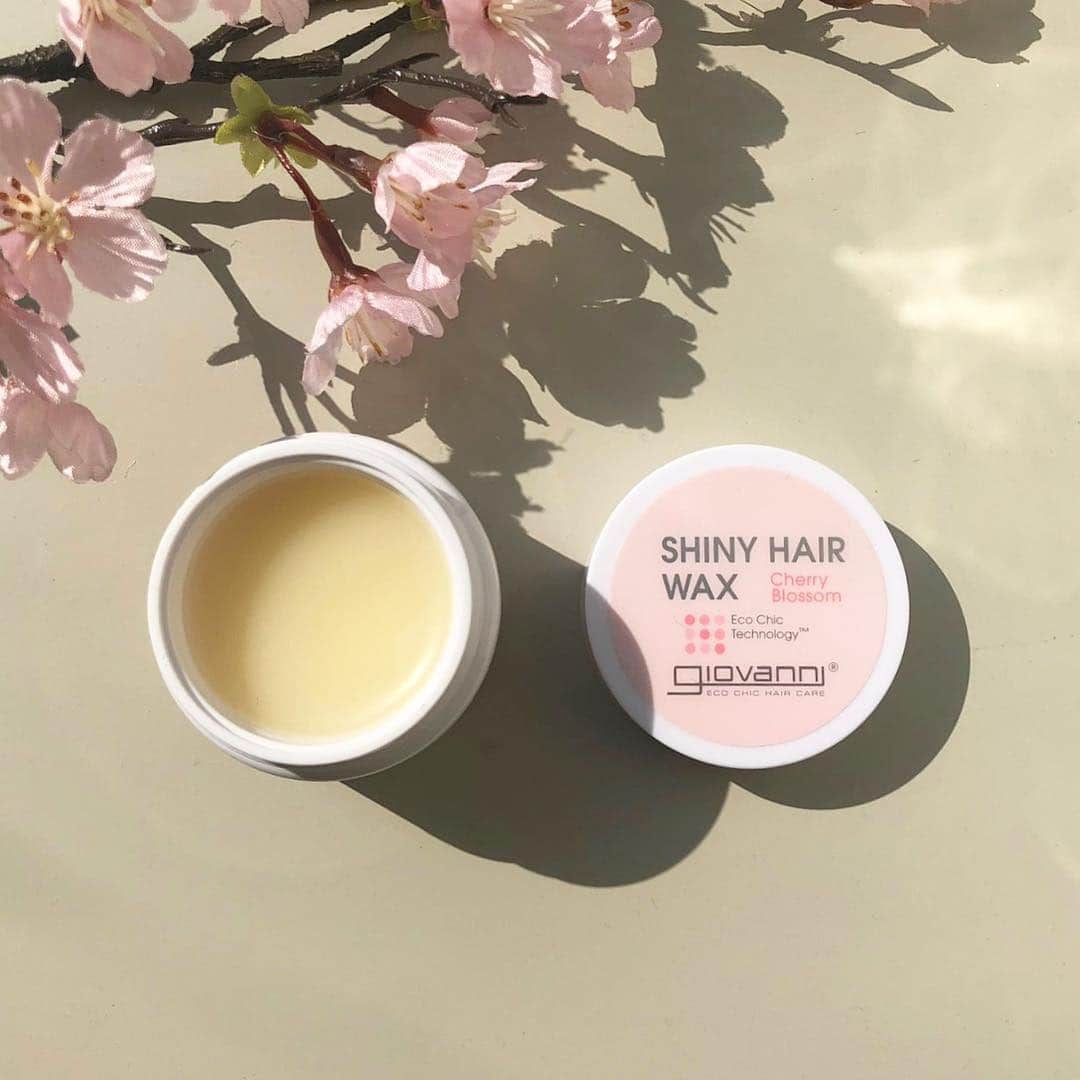 のインスタグラム：「⠀ ⠀ ⠀ 【3/20(水)〜🌸新商品情報】 ⠀ ⠀ ビバリーヒルズ初のトップヘアサロンブランド〈giovanni(ジョヴァンニ)〉の シャイニーヘアワックスは、オーガニック植物オイルをふんだんにブレンドした、サロン発想のナチュラルヘアワックス。 ⠀ 使用量を調整することで、濡れたようなグロッシーヘアからシルクのようなツヤ髪まで自在に表現します。  ヘアスタイリングだけでなく手指や全身の保湿ケアにも使えるスキンケア・ヘアワックスとして、昨年4月の発売以来 大人気✨ ⠀ ⠀ そんなシャイニーヘアワックスから、3/20(水) 新たな香りの「チェリーブロッサム」が登場🌸 ⠀ 幸せに包まれる甘く儚げなサクラの香りが、毎日のヘアスタイリングをさらに素敵な時間にします💐 ⠀ ⠀ giovanni シャイニーヘアワックス チェリーブロッサム 45g 1,980円＋税 ⠀ ⠀ @giovanni_japan ⠀ #コスメキッチン #cosmekitchen #ジョヴァンニ #giovanni #シャイニーヘアワックス #ヘアワックス #ヘアアレンジ #ヘアケア ⠀」