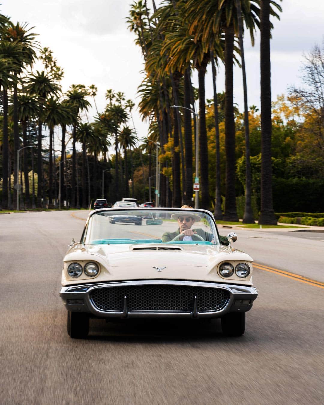 ゴッドフリー・ガオのインスタグラム：「🌴Cruising in style #LifeOfYOYUU #YOYUUMEN #LAlife #58thunderbird #beginanewtradition • 📷 @allenkuo04」
