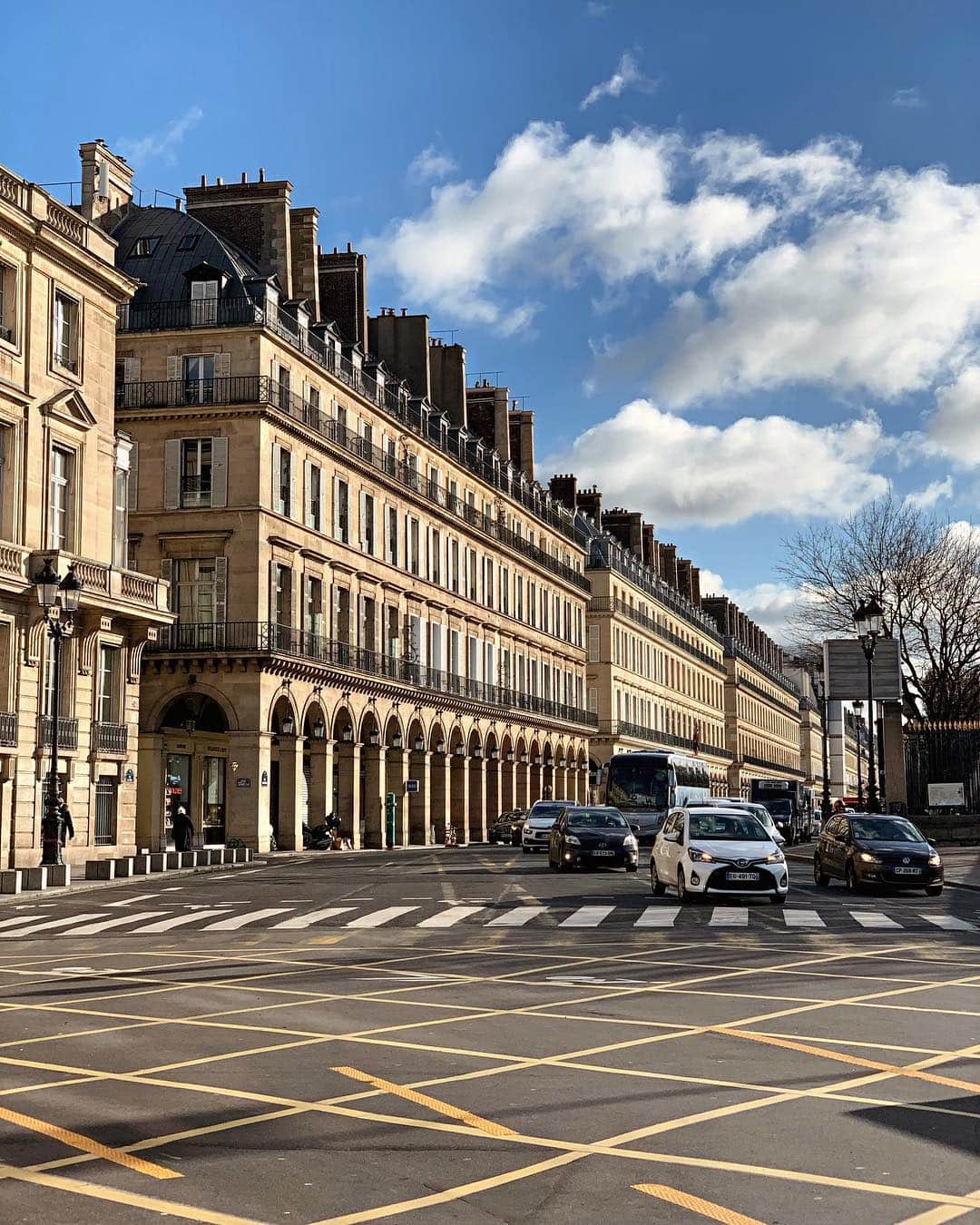 のインスタグラム：「These little morning strolls reminds me how beautiful Paris is... do you agree? 📸✨」