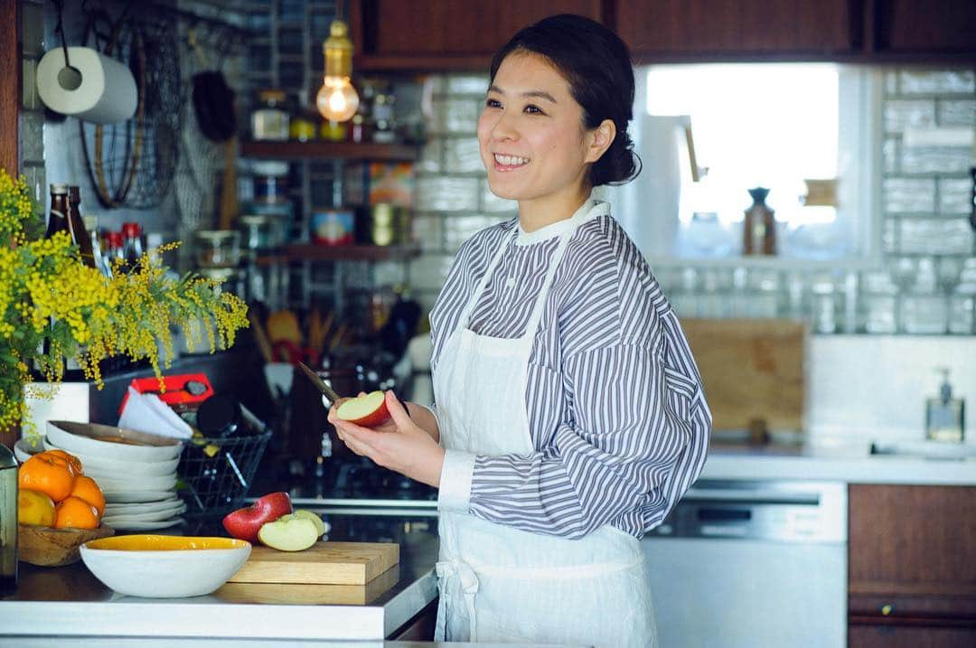 パナソニックのすむすむ さんのインスタグラム写真 - (パナソニックのすむすむ Instagram)「. 料理家 SHIORIさんのキッチンを中心としたご自宅で リノベーションでこだわりぬいたキッチンのお話を伺いました。 . 家族や友人と会話を楽しみながら 料理、食事をより楽しめるポイントがたくさん。 . もっと友人を招きたくなるキッチンに。 コラムはプロフィール画面から。 . #SHIORI #料理家 #SHIORIレシピ #Lクラスキッチン #Lクラス #パナソニックキッチン  #iroridining #いろりダイニング #パナソニック #リノベーション #リフォーム #パナソニックリフォーム #Panasonic」3月19日 19時22分 - sumai_panasonic