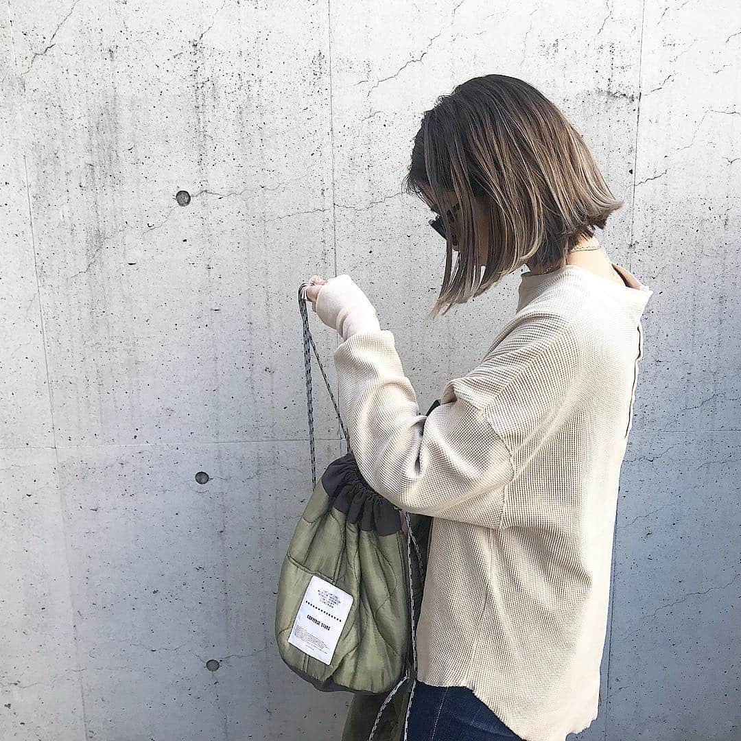 のインスタグラム：「. 今日はベージュ🧸 @flugge_official creamy thermal tops✌︎週2で着てるやつ✌︎新作今日もたくさん出ております☺️古着のリメイクで作られたバッグは一目惚れの子、、、🥺♡ @converse_stars.jp  先週カラーしてちょいと落ちた色味が最高にかわいいいいい！透け感のあるベージュ🧸いつも天才的カラーありがとう🙏 @abbey_ryuseiya .  #flugge#flugge_official #fluggesnap #ootd#outfit#fashion#instafashion#ig#casual#coordinate#code#me#conversestars#今日の服#今日のコーデ#今日のコーディネート#コーディネート#カジュアル#ファッション#カジュアルコーデ」