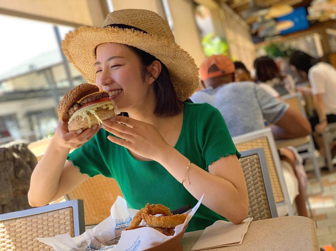 えのきさりなのインスタグラム：「. ハワイ初日のランチは こちら！ #アイランドファインバーガー #ビッグウェーブウィズチーズ #ハンバーガー #ハワイ #アラモアナセンター #ハワイアンフード #旅行 #海外旅行  #islandsfineburgersanddrinks #hamburger #hawaii #alamoanacenter #hawaiianfood #happy #trip」