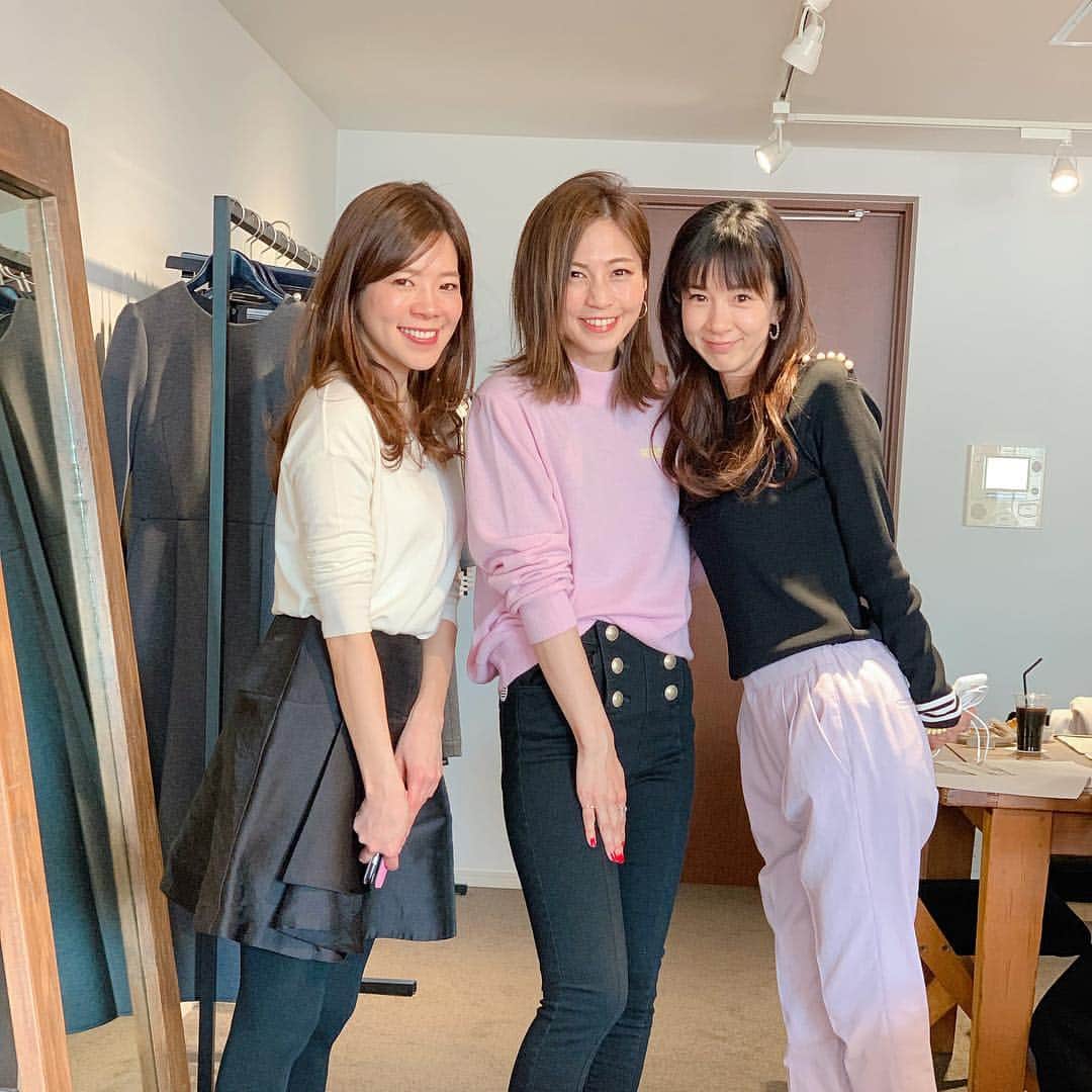 BORDERS at BALCONYのインスタグラム：「今日は2019AW展示会の4日目です‼︎ 今日も沢山の方が来ていただいて、とても賑やかです。 明日が最終日です！可愛い服の写真＆ストーリーまた引き続きアップロードしますので、皆さまぜひチェックしてくださいね！  #bordersatbalcony #ボーダーズアットバルコニー #ボーダーズ #ボーダー #ボーダーコーデ #ボーダートップス #ボーダートップス #ボーダー好き #橫條紋 #stripes #style #newcolloection2019 #musthave #2019aw #ワンピース #workwearstyle #officeoutfit #fashionstyle #fashionista #instagood #blackandwhite #新貨上架 #popup #workstyle #officelook #officewear #workwear #officefashion #展示会 #newcollection」