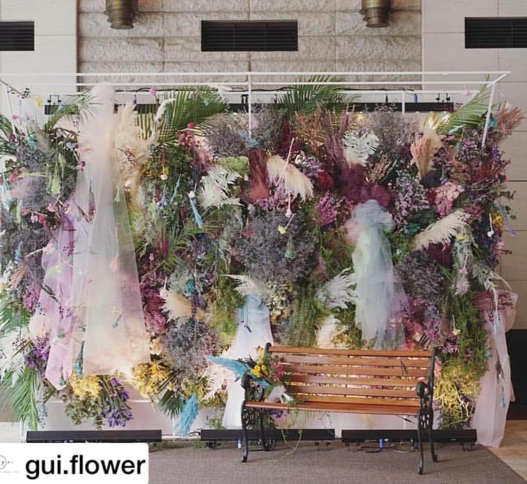 MEET at Marunouchiさんのインスタグラム写真 - (MEET at MarunouchiInstagram)「#repost  @gui.flower ・ 【丸の内ファッションウィーク、guiの手がけたインスタレーションが新丸ビルに登場！】 ・ 16日から始まった丸の内ファッションウィーク。guiが本物のお花で彩ったFlower pop up wallが新丸ビル3階のラウンジに登場しています。 ・ 春は色々な別れや出会いの中で通り過ぎていく季節。華やかなだけでなくて、春にしか感じられない淡さ、切なさを、wallのお花たちに託しました。guiの手がけた渾身の作品をご覧になってもらえたら嬉しいです！ ・ @marunouchi_com  #丸の内ファッションウィーク #丸の内ドットコム #guiflower #丸の内  #丸の内散歩 #フラワーワゴン #flowerstagram #flower #インスタレーション」3月19日 19時30分 - marunouchi_com