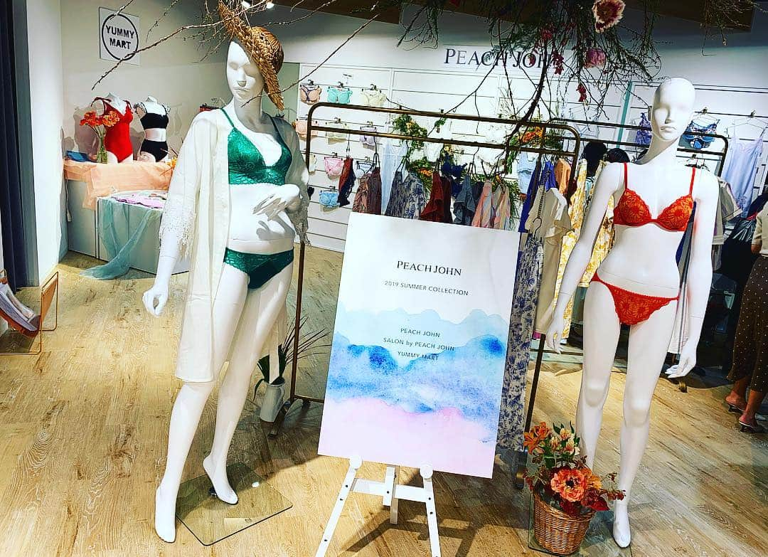 横町ももこさんのインスタグラム写真 - (横町ももこInstagram)「. PEACH JOHN 2019 SUMMER COLLECTION👙💕 . 夏に向けてかわいい下着アイテムと水着をオーダーしてきたよ❤️ . セリーヌさん(@celine_bisousss )いつもありがとうございます😘💕 . #peachjohn#ピーチジョン#pj#yummymart#ヤミーマート#salonbypeachjohn#salon#展示会#springcollection#blooming#2019summer#newcollection#exhibition#下着#langeries#bra#패션#fashion#roomwear#ルームウェア#部屋着#新作下着#新作水着#水着#swimwear#bikini#japanesefashion#2019夏#インスタ映え」3月19日 19時31分 - momochadayo