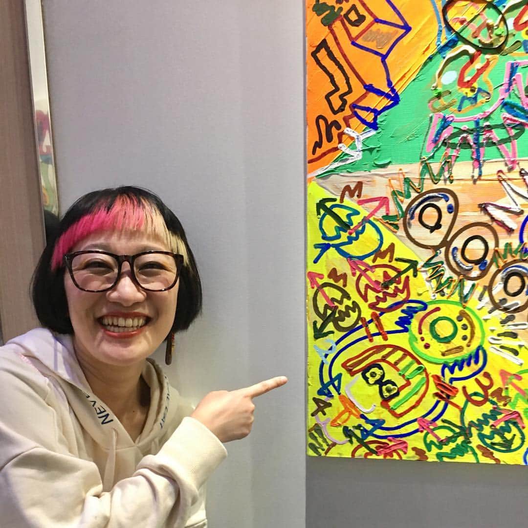 のインスタグラム：「慎吾ちゃんの作品の中に私みたいな子見つけたんだぁ、、🤤写真撮ってもらったの見たら、、めっっちゃくちゃ嬉しそうだな私、、🥳🥳🥳 #香取慎吾 #boum3  #全身全霊丸裸芸術爆破目撃」