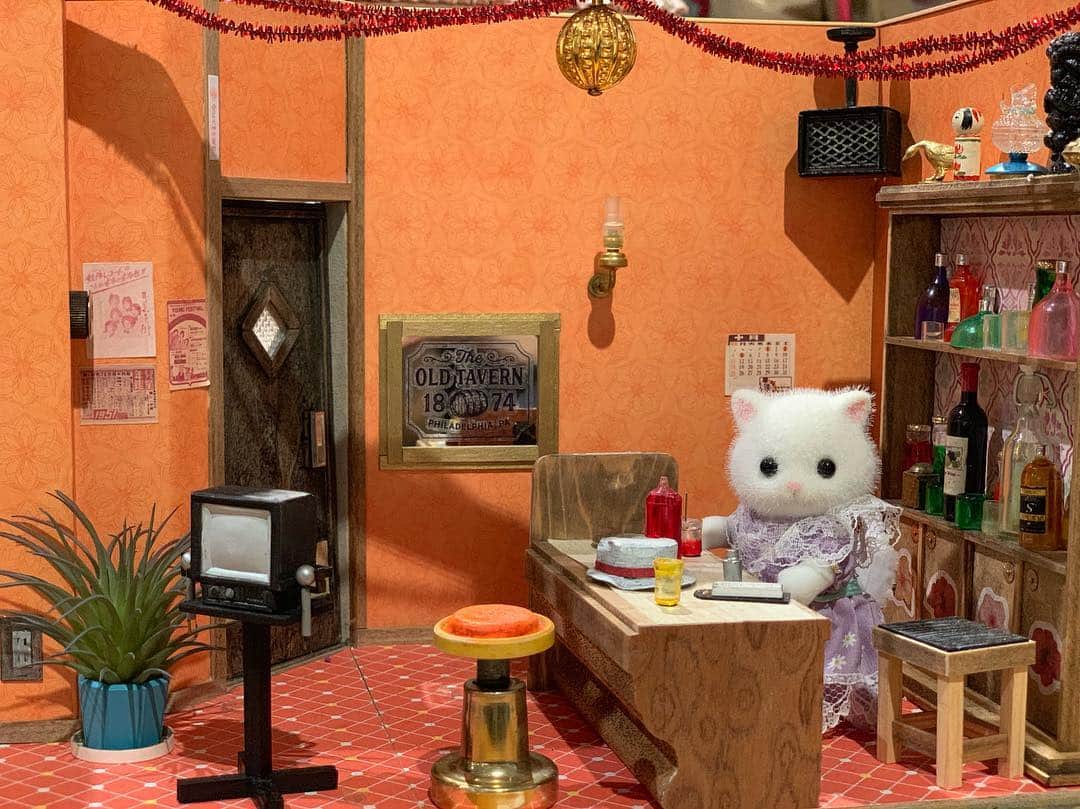 こしじまとしこのインスタグラム：「スナック銀近（シルバニア） #シルバニアファミリー展」