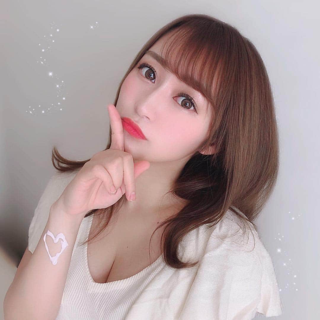 YU-RIのインスタグラム：「🌞 もうすぐ紫外線が強くなるから  日焼け止めは必須🐰💗 スキンアクアのトーンアップUVは  日焼けを防ぎながら肌の透明感も  アップさせてくれるからお気に入り🙆‍♀️💗 腕にハート書いてみちゃった🥰 ・ ・ ・ #スキンアクア#スキンアクアトーンアップuvエッセンス#ひみつひみつひみつのuv#透明感#日焼け止め#トーンアップuv#uvケア#プチプラコスメ#コスメレポ #コスメ紹介 #オルチャンメイク #白肌#オルチャングラム #韓国肌 #ピンクマニア#透明感メイク #野球観戦 #野球女子 #横浜スタジアム #ベイスターズ #ソフトバンクホークス #⚾️ #カラーコントロール #今日のコスメ #化粧下地#ロート製薬_pr」