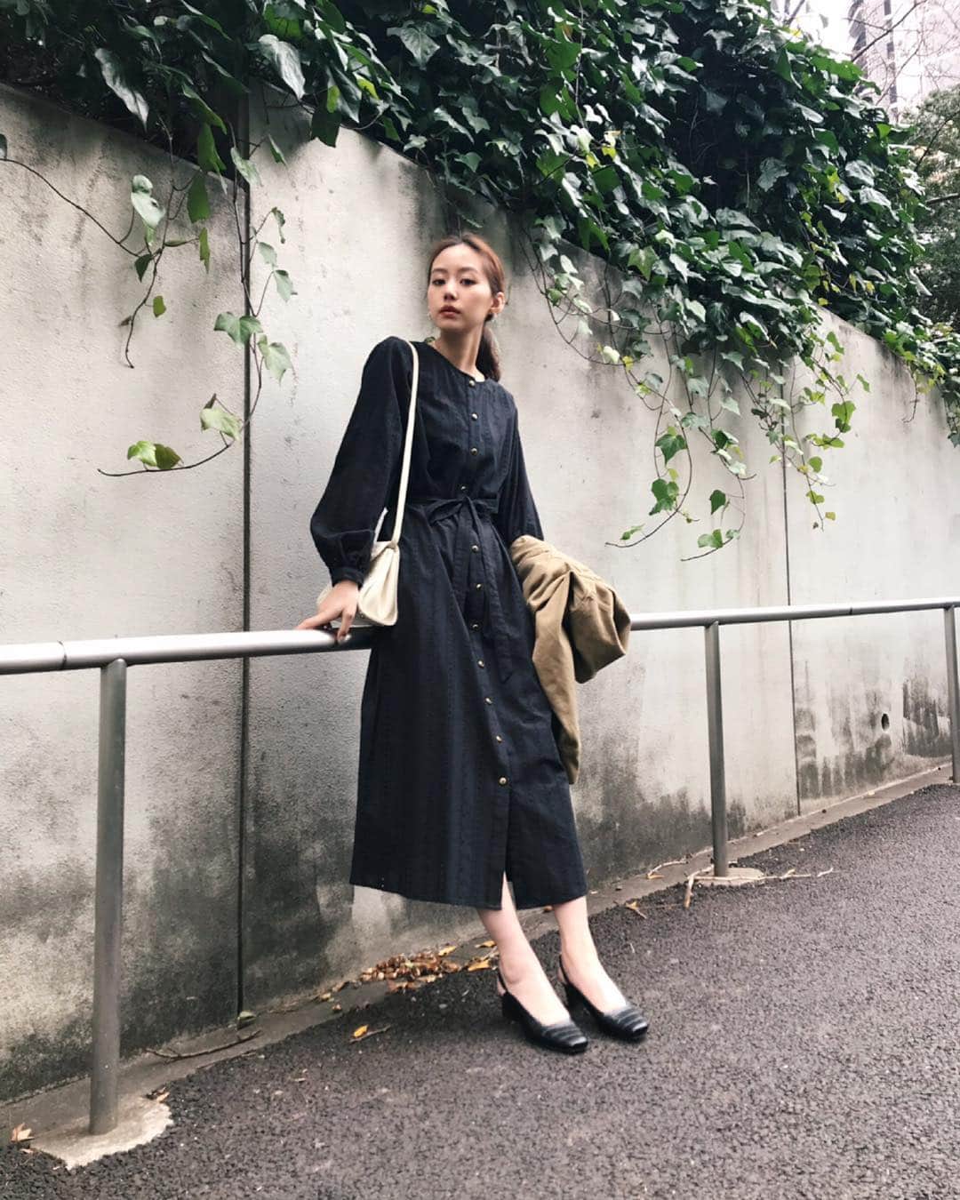 Shiho Sasakiのインスタグラム：「久しぶりにワンピース👗 アイレットレースがとても春らしい🌷 前ボタン開きなのでもちろん羽織りとしても🙆‍♀️ まだ肌寒かったから、ルーズなシルエットが可愛いデニムジャケットを羽織ってたよ✌️ #MOUSSY#MOUSSYSNAP」
