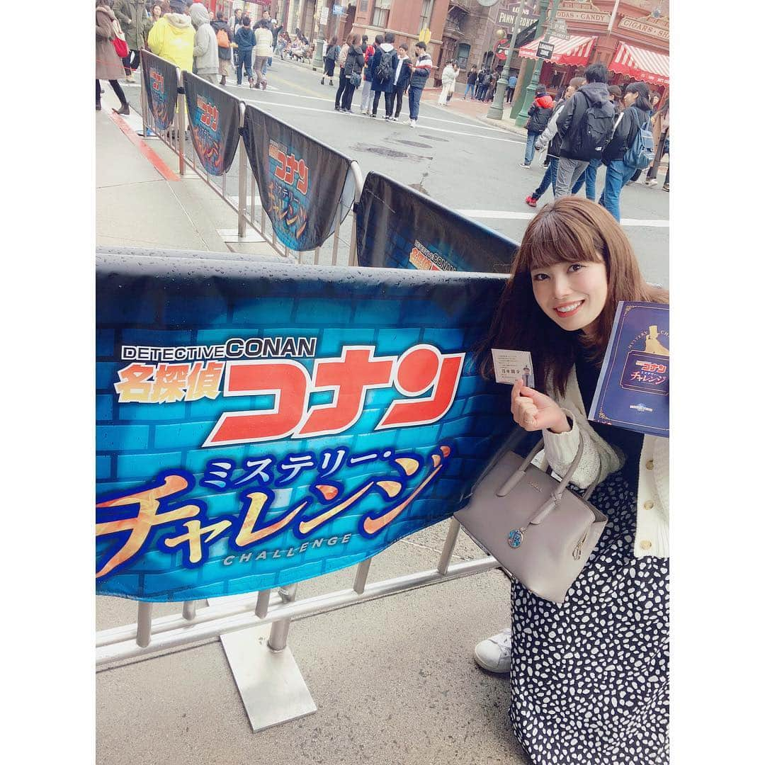 梅山茜さんのインスタグラム写真 - (梅山茜Instagram)「. ＊久しぶりのUSJ〜コナン編〜＊ 先日、久しぶりにユニバに行ってきました🌏🎢 と言っても年越しカウントダウンもユニバだったけど 寒さと眠さで花火見てハリドリ乗って帰ったので ちゃーんと堪能しに行ったのは久しぶり💕 今回のお目当てはコナンくん！！！！ 小学生からずっと好きでアニメは毎週欠かさず見てるし 単行本も集めてたし会社のデスクは コナングッズで溢れてる😂 そしてずっとやってみたかった謎解きがユニバで！ しかもコナンとコラボとかもう終始大興奮😤❤️ 歩き慣れた道、見慣れた風景を謎解きしながら歩くって またなんか不思議な感じですごく楽しかった😆 ちょっと難しいところもあったけど なんとか最後まで謎を解けた時はもうすごい達成感！！ エンディングは驚きの展開だった😆🎵 もう一つのコナンの謎解きもしたいなあ🕵️‍♀️ 無事解決したあとはコナンのクレープ💕 甘酸っぱくて美味しかった〜😉 . #四国放送#ゴジカル#アナウンサー#女子アナ#名探偵コナン#コナン#コナングッズ#名探偵コナン好きと繋がりたい#コナン好き#服部平次#怪盗キッド#1412#コナンミステリーチャレンジ#ミステリーチャレンジ#ユニバーサルスタジオジャパン#ユニバ#大阪#大阪カフェ#クレープ#usj#osaka#detectiveconan#世紀末の魔術師」3月19日 19時37分 - umeyama_akane