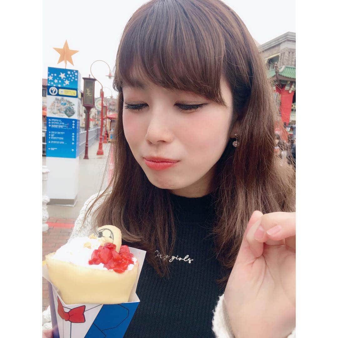 梅山茜さんのインスタグラム写真 - (梅山茜Instagram)「. ＊久しぶりのUSJ〜コナン編〜＊ 先日、久しぶりにユニバに行ってきました🌏🎢 と言っても年越しカウントダウンもユニバだったけど 寒さと眠さで花火見てハリドリ乗って帰ったので ちゃーんと堪能しに行ったのは久しぶり💕 今回のお目当てはコナンくん！！！！ 小学生からずっと好きでアニメは毎週欠かさず見てるし 単行本も集めてたし会社のデスクは コナングッズで溢れてる😂 そしてずっとやってみたかった謎解きがユニバで！ しかもコナンとコラボとかもう終始大興奮😤❤️ 歩き慣れた道、見慣れた風景を謎解きしながら歩くって またなんか不思議な感じですごく楽しかった😆 ちょっと難しいところもあったけど なんとか最後まで謎を解けた時はもうすごい達成感！！ エンディングは驚きの展開だった😆🎵 もう一つのコナンの謎解きもしたいなあ🕵️‍♀️ 無事解決したあとはコナンのクレープ💕 甘酸っぱくて美味しかった〜😉 . #四国放送#ゴジカル#アナウンサー#女子アナ#名探偵コナン#コナン#コナングッズ#名探偵コナン好きと繋がりたい#コナン好き#服部平次#怪盗キッド#1412#コナンミステリーチャレンジ#ミステリーチャレンジ#ユニバーサルスタジオジャパン#ユニバ#大阪#大阪カフェ#クレープ#usj#osaka#detectiveconan#世紀末の魔術師」3月19日 19時37分 - umeyama_akane