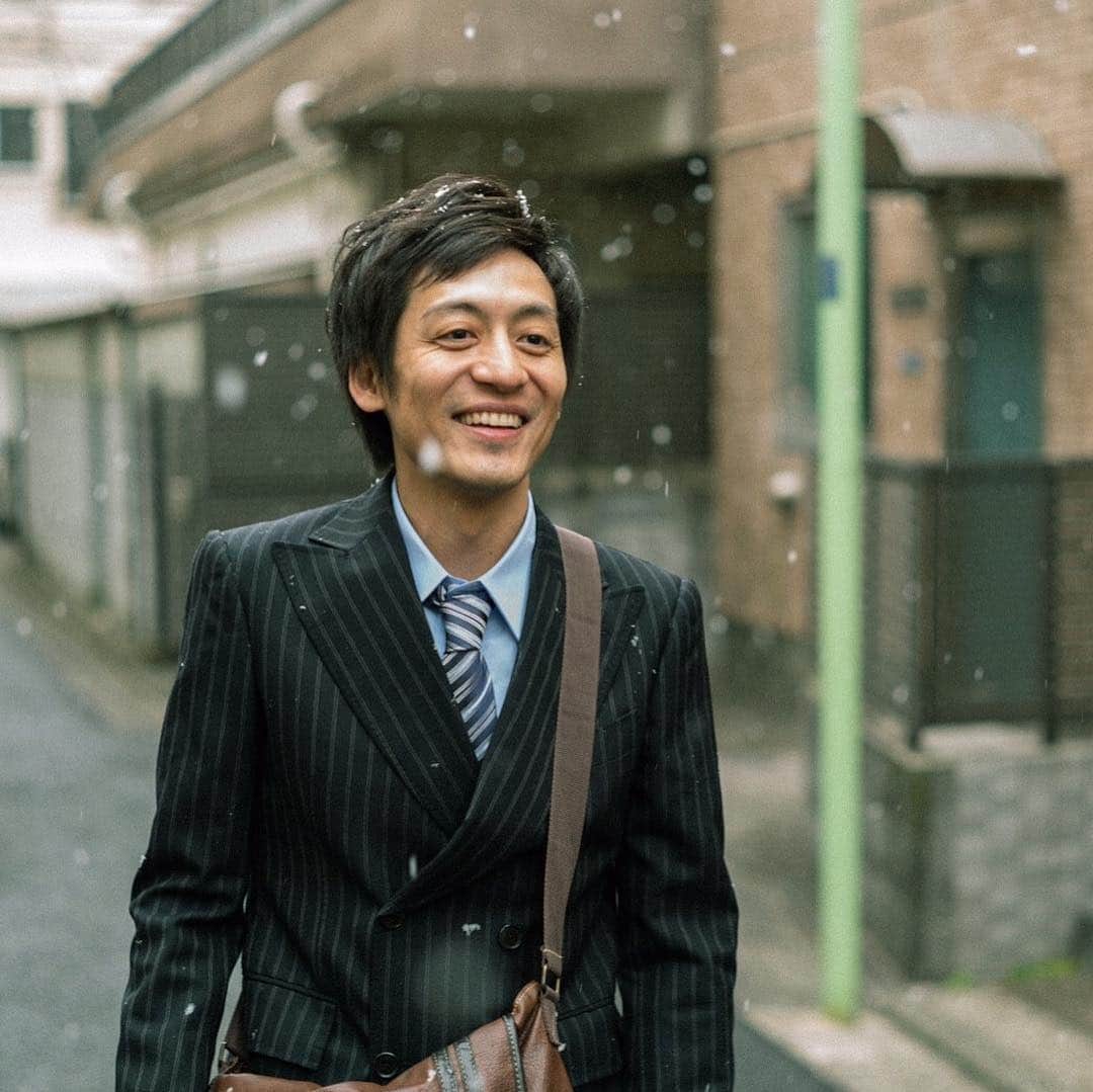 のインスタグラム：「学生の頃ずっといじってた同級生と小学校ぶりに出会った。 しっかり出世してキラキラしてる同級生に、あの頃の俺やぞ感を出しながら声を震わせて出た「おぅっ」  #中学の同級生 #くっちゃん #高級車の前から名前を呼ばれる #仏壇ぐらい光沢あるスーツ着てた #変わり過ぎて一瞬分からん #下校のときくっちゃんを田んぼに落とした #くっちゃんのおかんにホウキで殴られた #「仕事はなにしてんの？」と聞かれ #「うん、元気元気」と #聞こえないふりした #雪が染み渡る面接の帰り #哀愁一コマ芝居」