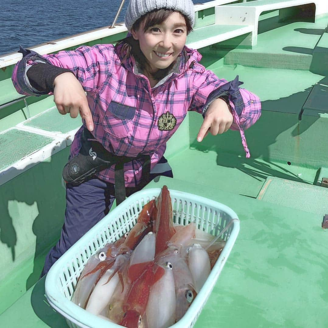 井上直美さんのインスタグラム写真 - (井上直美Instagram)「またまたマルイカ釣りに行ってきたよー！ゲストでヤリイカ、ムギイカ釣れたよ。今日はアタリが微妙でなかなか掛けれなくて難しかったがそこが楽しい！！！ #釣り  #釣りガール  #マルイカ  #大和丸  #相模湾  #22杯  #井上直美  #なおチンぎょ」3月19日 10時59分 - naochingyo