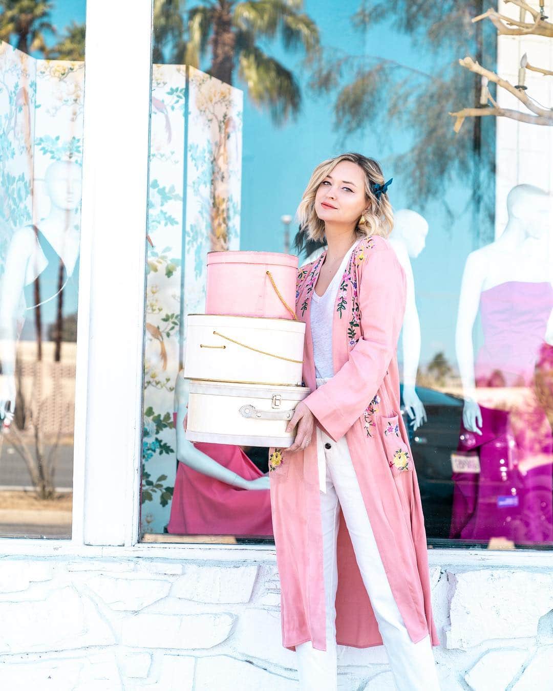リズ・チェルカソワのインスタグラム：「I’m not much of a collector but I do collect two things, puppies and vintage. My dog collection is currently at capacity 🐶 🐶🐶, so instead of looking for a new fur baby to love I’ve been hunting down vintage gems. I lot of the pieces I own/buy are either too delicate or too precious to be worn. I have no reason to own them aside from the simple fact that just looking at the delicate pieces hanging in my closet brings me joy 🤷🏼‍♀️ @thefineartofdesign」