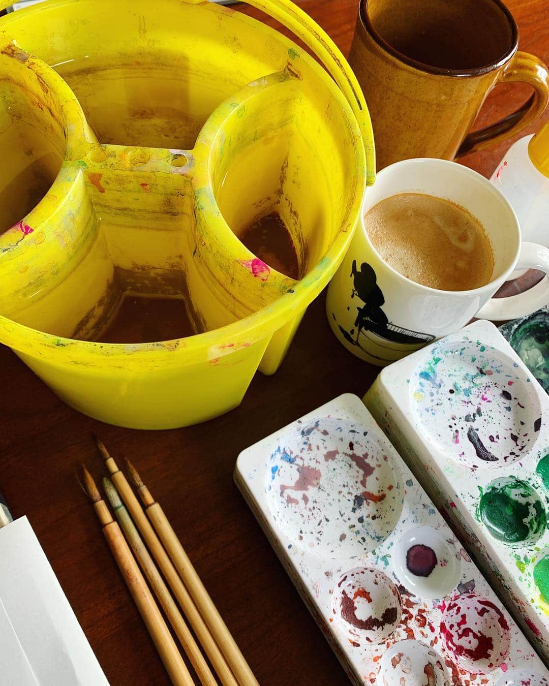 あだちなみさんのインスタグラム写真 - (あだちなみInstagram)「仕事机より🎨 カップが１つ増え、更に危険な筆洗器の並び。 今朝は先に、毎月の絵の色付けを1枚仕上げる。 いい天気🌞 . . #仕事机 #制作中 #watercolor #magazine #6月号 #あだちなみ」3月19日 10時56分 - adachi_nami
