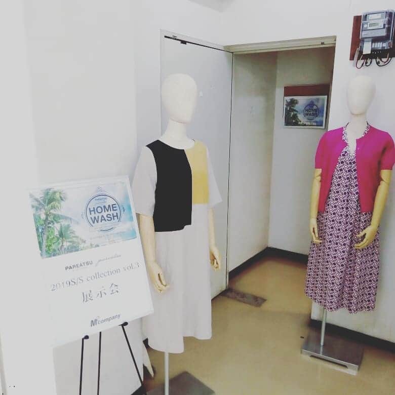のインスタグラム：「🌴 PAREATSU 2019S/S COLLECTION vol.3 本日より開催です！😆 今回の会場はいつもよりアップして7階での開催です。 お越しの際、エレベーターの階数ボタンは「7」を押してくださいね👉 ご来場のお客様にはパレアッツオリジナルのプチギフトも🎁 数量限定なのでお早めにお越しください！🏃 #pareatsu #パレアッツ #展示会 #exhibitions #2019ss #新作 #new #夏服 #夏ファッション #summer #fashion #style #ladys #trendy #ノベルティ #ギフト #プレゼント #オリジナル #チロルチョコ #デコチロル #チョコレート #gift #present #chocolate」