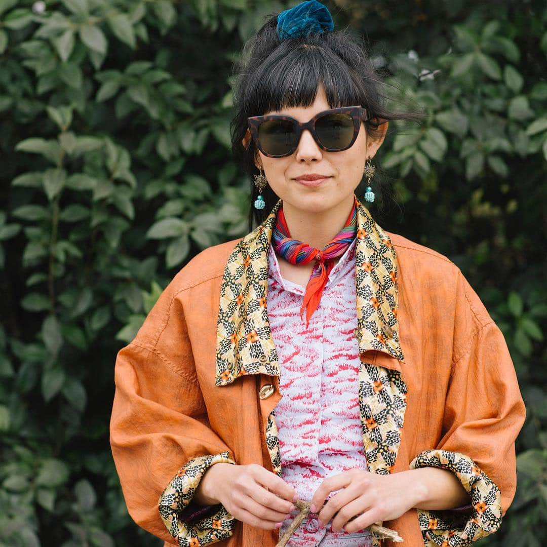 のインスタグラム：「In case you missed it, @steadyholiday, @claud.mp3, @ivysole, and @smokeseason brought it in the backyard of TOMS Austin for the final day of music at #sxsw2019. Check out all the great artists that played Tomorrow’s Sounds in our SXSW story highlights.」