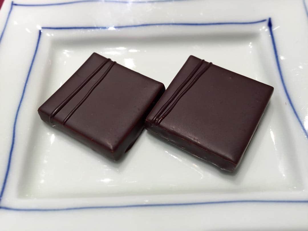 のインスタグラム：「. . 『ベネズエラ』 . ベネズエラ産カカオならではの、力強い風味と程よい酸味が特徴のボンボンショコラ✨ . カカオの風味をしっかりと味わえる一品です。 . . . #サロンドロワイヤル京都 #サロンドロワイヤル #京都 #京都スイーツ #ボンボンショコラ #京都カフェ #チョコレートショップ #ショコラトリー #パティスリー #チョコレート #チョコ #ショコラ #chocolate #chocolat #chocolatier #salonderoyal #ベネズエラ #ビター」