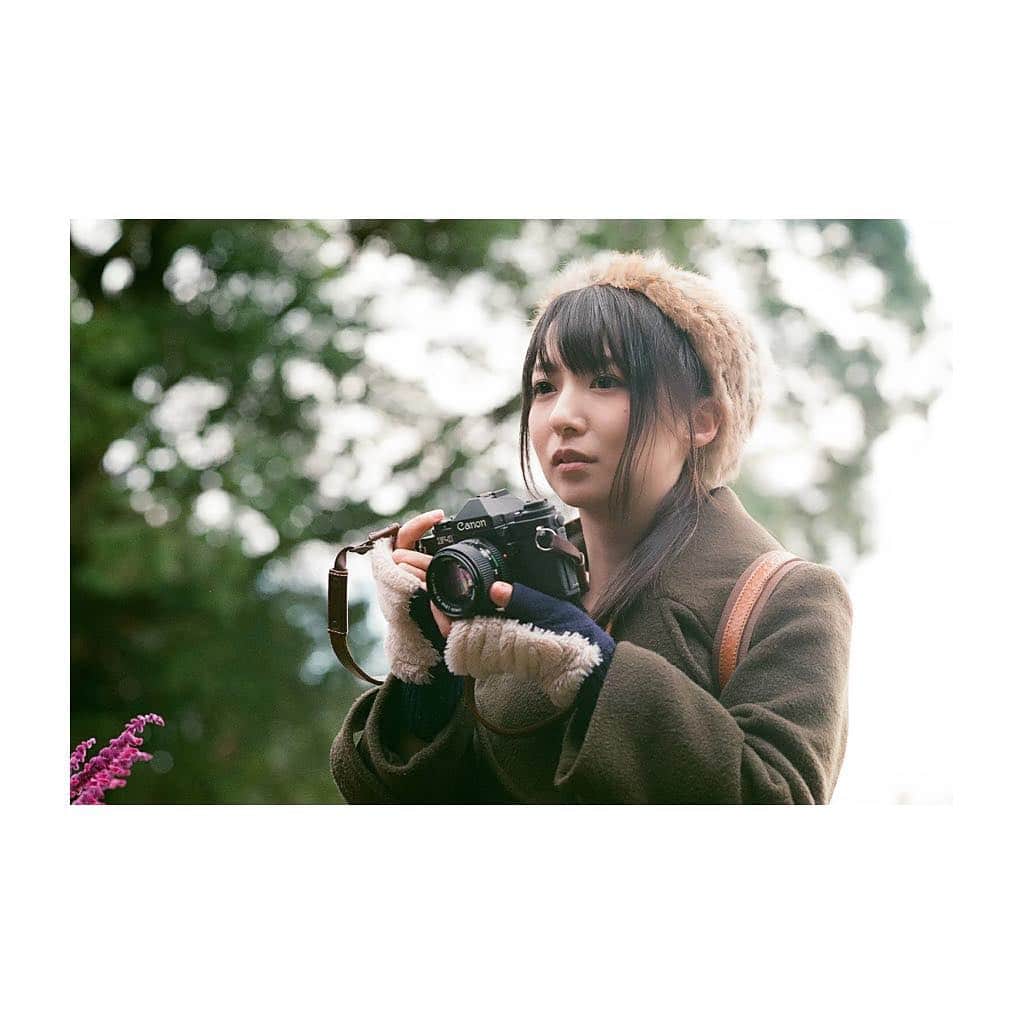のインスタグラム：「‪今日は #カメラ発明記念日 という事らしいので(*'ω'*)📷✨‬ * ‪先日フィルムカメラ会でライカで撮っていただいた、獲物を静かに見つめる私。‬ * ‪私のキヤノンのF-1ちゃん可愛いでしょう💕‬ * ‪#フィルム写真 #カメラ女子 ‬#ポートレート #フィルムカメラ #キヤノン #ライ#filmphotography #filmcamera #portraitphotography #japanesegirl #instagram #instagramjapan #canon #leica」