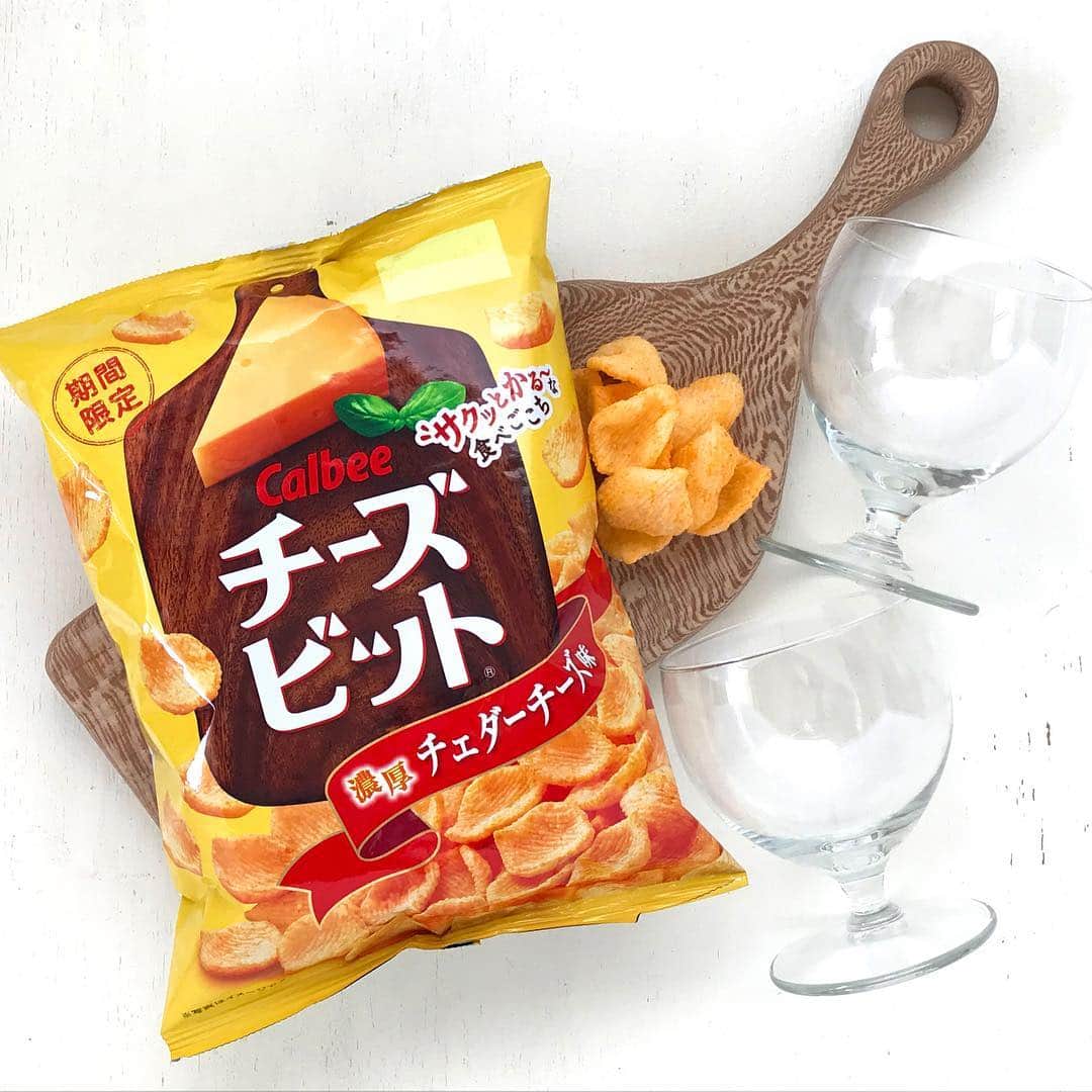カルビー サッポロポテトのインスタグラム：「ベジたべると同じ製法で作られている、チーズビット濃厚チェダーチーズ味❗️. 発売の季節がやって参りました🧀. . #ベジたべる と同じ製法❓. 一瞬ピンと来ないかもしれませんが、スイートコーンをすり潰して練りこんでいるんですよ🌽. . #濃厚チェダーチーズ の味わいに、甘い#スイートコーン の旨味が奥深く広がります🧀🌽. . そんな#本格派 の味わいを皆様にお伝えするべく、パッケージも#リニューアル ❗️. 素敵な#カットボード に、#チェダーチーズ が食欲をそそりますよ。 濃厚なのに、#サクッとかる〜な食べ心地 😀. . ぜひお試し下さいませ〜🙇‍♀️. . 昼はお子さんと一緒に#おやつ として楽しんで、 夜は#家呑み のお供にもピッタリですよ🍷」