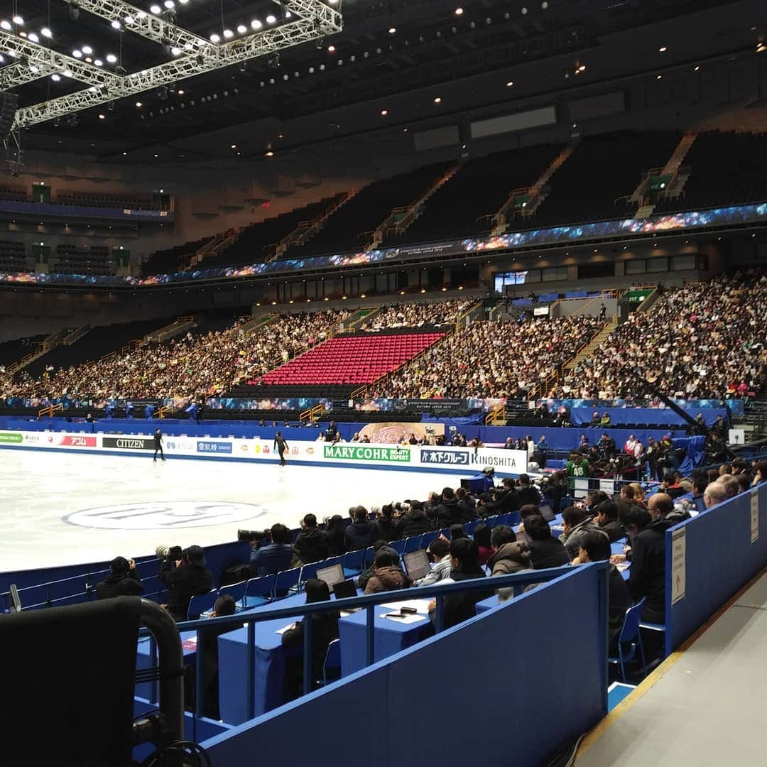 PJクォンさんのインスタグラム写真 - (PJクォンInstagram)「Fans in the house for #YuzuruHanyu and the other #Japanese men - and it's only #practice !!! #worlds2019 #cbcskate」3月19日 11時14分 - pjkwong