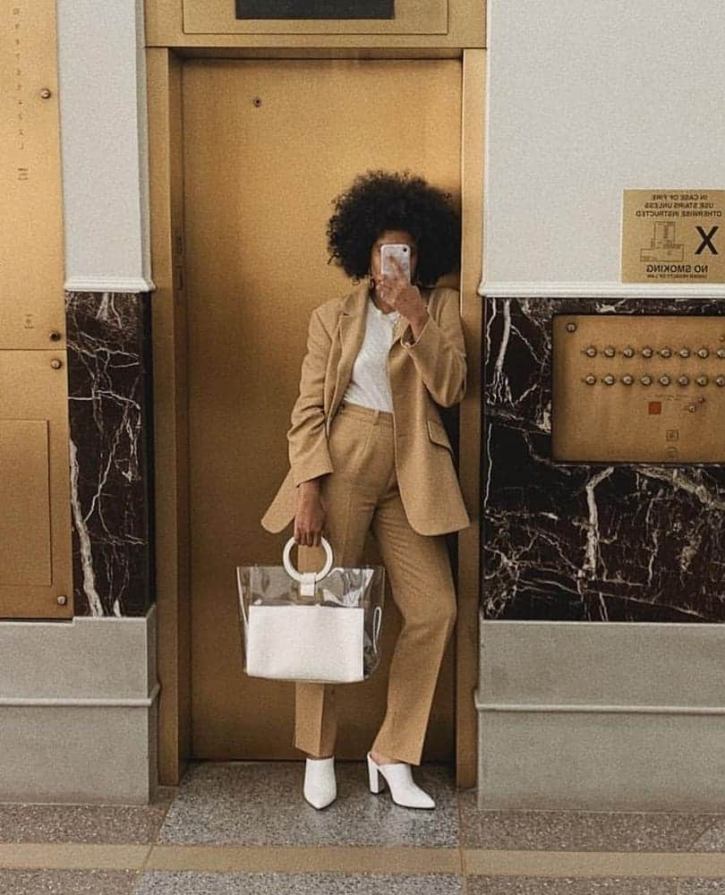 ヴィンスカムートさんのインスタグラム写真 - (ヴィンスカムートInstagram)「Twinning with the Clea tote! Swipe to see how both @ijeomakola and @thevicstyles rocked it with khaki. #vincecamuto #standoutstyle #spring2018」3月19日 11時14分 - vincecamuto