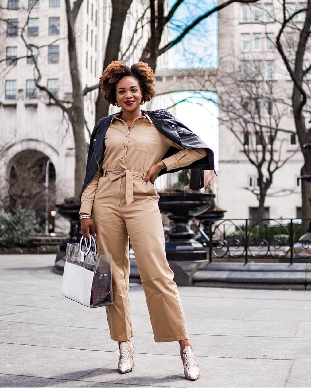 ヴィンスカムートさんのインスタグラム写真 - (ヴィンスカムートInstagram)「Twinning with the Clea tote! Swipe to see how both @ijeomakola and @thevicstyles rocked it with khaki. #vincecamuto #standoutstyle #spring2018」3月19日 11時14分 - vincecamuto