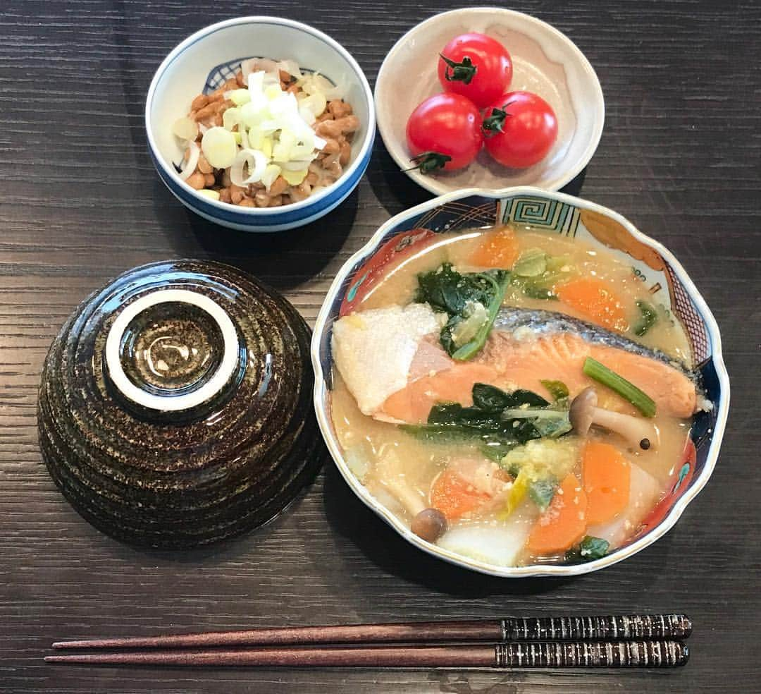 桜井未来さんのインスタグラム写真 - (桜井未来Instagram)「鮭の味噌煮🐟🍙。 白味噌:合わせ味噌=7:3くらい。 1泊2日だったから、お家にあった材料とツルヤで買ったトマト🍅と鮭🐟で簡単朝ご飯☀️。 ・ ・  #おうちごはん #お家ご飯 #おうちご飯 #料理 #手作り #手料理 #cooking #cookingram #クッキングラム #homemade #foodstagram #instafood #みきてぃー食堂 #hugmug_cookingbu #ヘルシー #ヘルシーメニュー #healthyfood #healthylifestyle #healthy #eathealthy #healthylife #healthyeating #healthydiet」3月19日 11時26分 - miki.sakurai0214