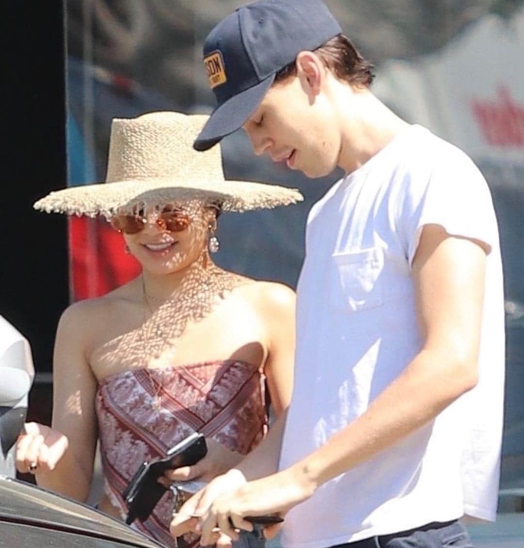 Just Jaredさんのインスタグラム写真 - (Just JaredInstagram)「@vanessahudgens and boyfriend @austinbutler enjoy the sunny weather while stepping out for lunch! More pics at JustJared.com #VanessaHudgens #AustinButler Photos: Backgrid」3月19日 11時20分 - justjared