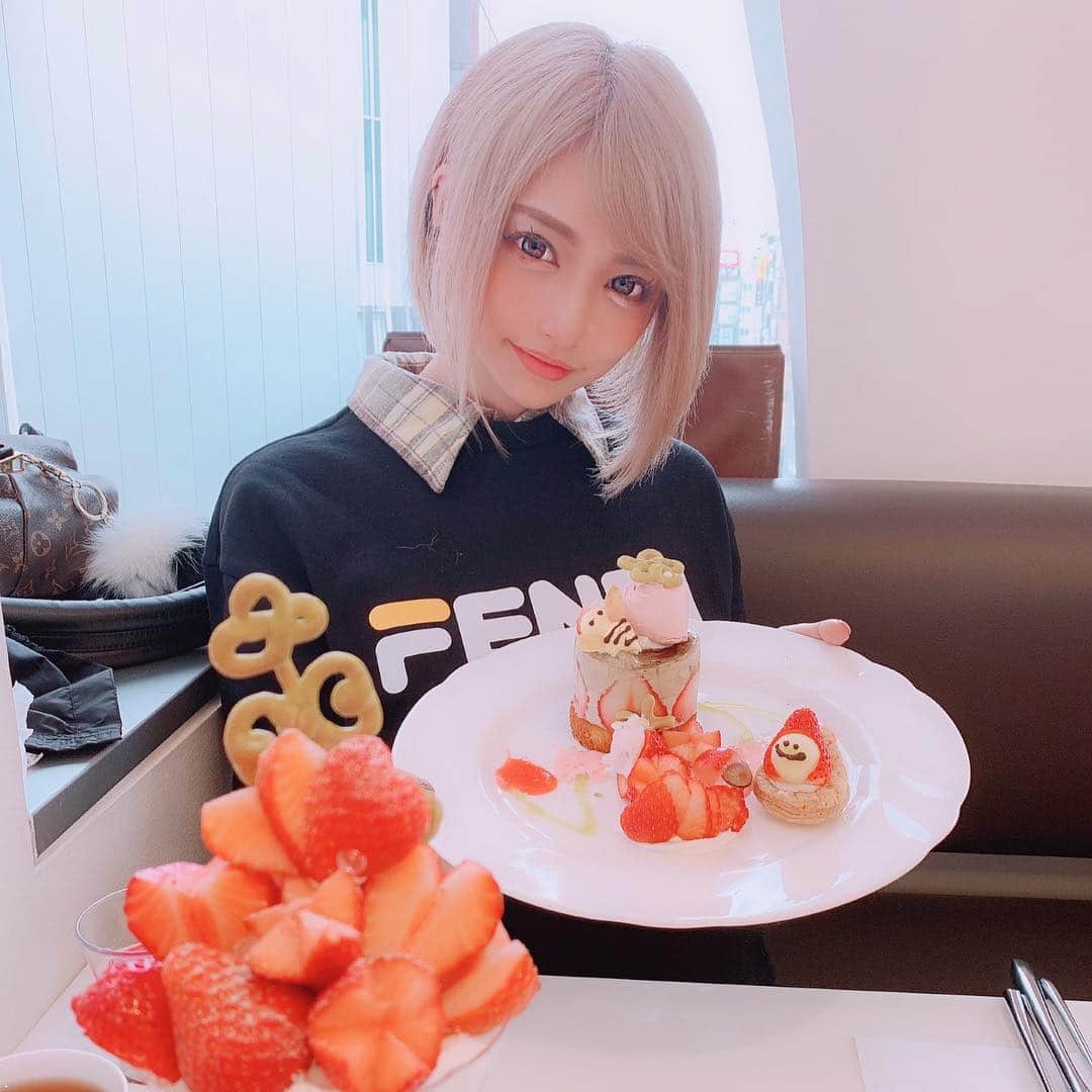 のインスタグラム：「この前タカノフルーツパーラーで🥰❣️ ペロリでしたwww ． #新宿 #タカノフルーツパーラー」