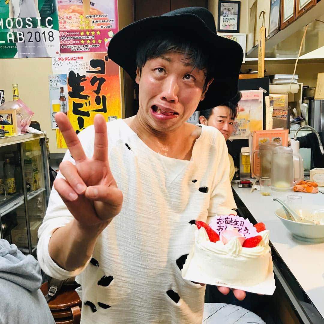 けんじるさんのインスタグラム写真 - (けんじるInstagram)「昨日はパワーズ2でライブでした〜！ 終わりで、いつもお世話になっている元住吉ニュータンタンのママとパパと皆さんにお祝いして頂いちゃいました〜！ 喜びでパンツが食い込み過ぎて破れました。  ありがトーナメント🎉  #けんじる #食い込MEN #芸人 #吉本 #お笑い #お笑い好きの人と繋がりたい #ギャグ ＃誕生日 ＃3月18日 ＃元住吉 ＃ニュータンタン」3月19日 11時28分 - kenjiru0318