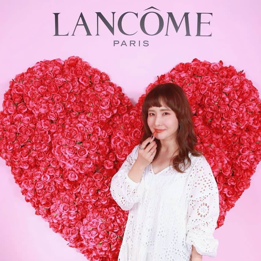 宮崎真梨子さんのインスタグラム写真 - (宮崎真梨子Instagram)「こないだ、大好きな【ランコム(@lancomeofficial )】の新製品発表会に参加させて頂きました♡ 今回も、スキンケアからコスメまでたくさんのアイテムをタッチアップさせて頂きました♡ ∵ まずはリップから♡ 大人気の #大理石リップ や、ハート型が可愛い限定品 #ラプソリュハートリップ もありましたが、私が気になったのは、昨年の夏に限定発売して人気すぎて定番品に仲間入りするという、#キャラメルブラウン のリップ。夏にぴったりのオシャレカラー。大理石リップをベースに使うとツヤツヤで綺麗でした。これは絶対買おう♡ ∵ 次にベースメイクとチーク♡ ランコムのチーク大好きなんですよね。発色が綺麗だし、上品に仕上がってホント可愛いんです♡新色が12色も出るそうです。ちょうど、ベージュっぽいチークが欲しいと思っていたので、発売されたらもう一度チェックしに行こう♡ あともう一つ気になったのが、毛穴消しゴム「タンイルド ウルトラ ウェア ブラー」。これ、ホントにホントに凄いです‼︎見た目ただの真っ白なスティックですが、お肌にスッとつけるだけで毛穴消えます‼︎色も付かないし、ベタついたりヨレたりしないので、これは一つあるとかなり便利だと思います。 ∵ そして、スキンケアからはクリームマスクと化粧水♡ リフトアップのスペシャルケアが出来るという「レネルジー M FS ダブル ラッピング マスク」。セパレートタイプなので、お顔にしっかりフィット。 亜麻仁抽出エキスが、ハリと弾力感や透明感を同時に与えてくれるそうです。手元で少しお試しさせて頂きましたが、短時間でもお肌が柔らかくなって明るくなった気がしました。 イチゴミルク色が可愛い化粧水は、コスパ最強の化粧水。世界で3本に1本売れているという、ランコムのアイコン化粧水なんだそう。こちらはお土産でも頂いたので、またブログでレポしますね♡ ∵ たくさんのアイテムをご紹介頂けて、ホントに楽しかったです♡ご招待頂き、ありがとうございました♡ ∵ ∵ #ランコム #lancome #ウルトラファンデ #スキンケア女将 #亜麻仁オム #大理石リップ #ラプソリュハートリップ #コスメ大好き #化粧品大好き #美容 #美容好き #cosme #cosmetic #ミヤマリ #vocest #vocemagazine #美容ブロガー #ママ #ママモデル #超未熟児ママ #美容好きな人と繋がりたい #スキンケア好きな人と繋がりたい」3月19日 11時31分 - miyamari92